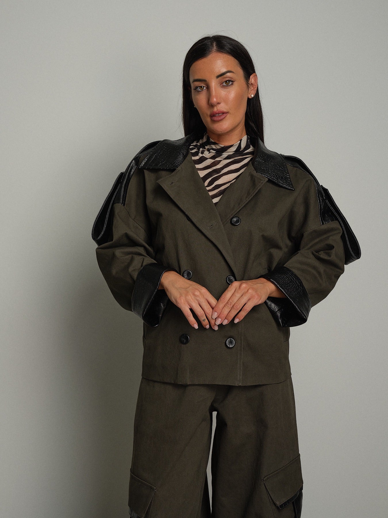 Giacca amelia Verde-militare Haveone JVS-R050;Giacca amelia Verde-militare Haveone JVS-R050 — foto 2;Giacca amelia Verde-militare Haveone JVS-R050 — foto 3;Giacca amelia Verde-militare Haveone JVS-R050 — foto 4;Giacca amelia Verde-militare Haveone JVS-R050 — foto 5;Giacca amelia Verde-militare Haveone JVS-R050 — foto 6;Giacca amelia Verde-militare Haveone JVS-R050 — foto 7;Giacca amelia Verde-militare Haveone JVS-R050 — foto 8