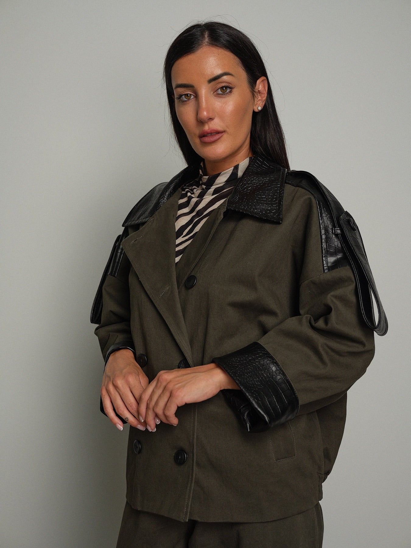 Giacca amelia Verde-militare Haveone JVS-R050;Giacca amelia Verde-militare Haveone JVS-R050 — foto 2;Giacca amelia Verde-militare Haveone JVS-R050 — foto 3;Giacca amelia Verde-militare Haveone JVS-R050 — foto 4;Giacca amelia Verde-militare Haveone JVS-R050 — foto 5;Giacca amelia Verde-militare Haveone JVS-R050 — foto 6;Giacca amelia Verde-militare Haveone JVS-R050 — foto 7;Giacca amelia Verde-militare Haveone JVS-R050 — foto 8