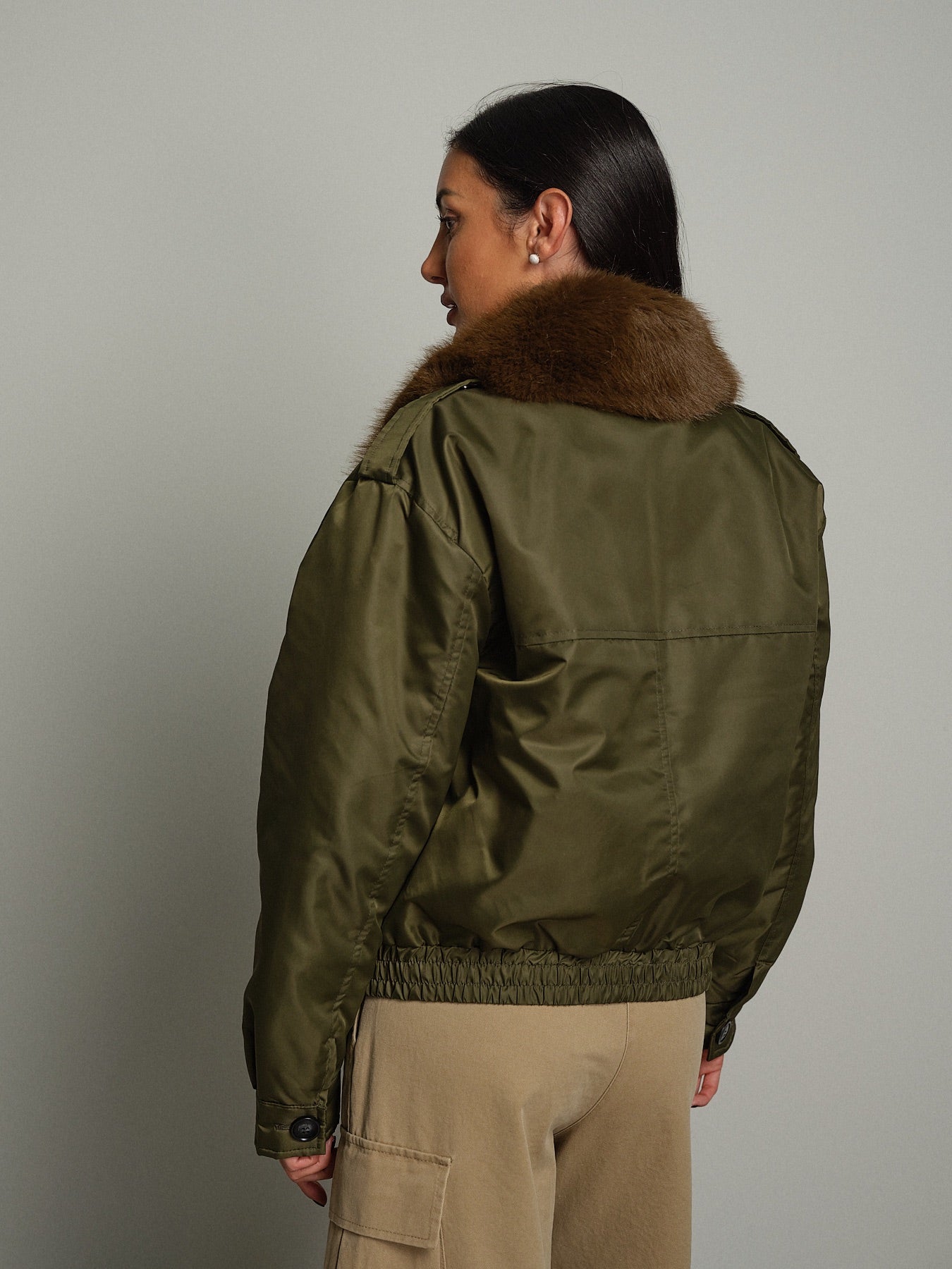 Bomber colletto pelliccia Verde-militare Haveone KCT-R023;Bomber colletto pelliccia Verde-militare Haveone KCT-R023 — foto 2;Bomber colletto pelliccia Verde-militare Haveone KCT-R023 — foto 3;Bomber colletto pelliccia Verde-militare Haveone KCT-R023 — foto 4;Bomber colletto pelliccia Verde-militare Haveone KCT-R023 — foto 5;Bomber colletto pelliccia Verde-militare Haveone KCT-R023 — foto 6