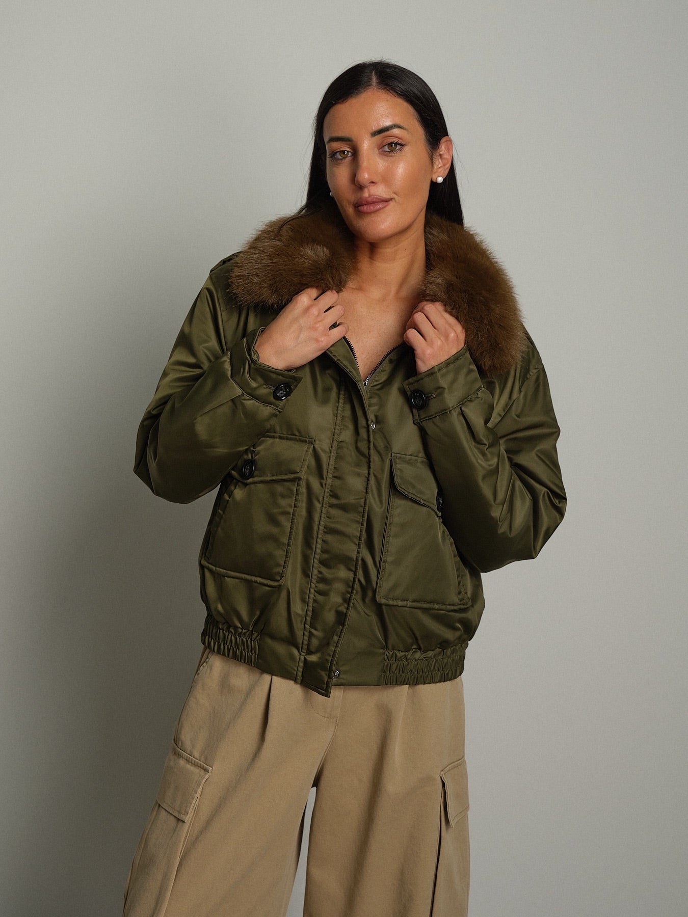 Bomber colletto pelliccia Verde-militare Haveone KCT-R023;Bomber colletto pelliccia Verde-militare Haveone KCT-R023 — foto 2;Bomber colletto pelliccia Verde-militare Haveone KCT-R023 — foto 3;Bomber colletto pelliccia Verde-militare Haveone KCT-R023 — foto 4;Bomber colletto pelliccia Verde-militare Haveone KCT-R023 — foto 5;Bomber colletto pelliccia Verde-militare Haveone KCT-R023 — foto 6