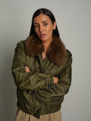 Bomber colletto pelliccia Verde-militare Haveone KCT-R023;Bomber colletto pelliccia Verde-militare Haveone KCT-R023 — foto 2;Bomber colletto pelliccia Verde-militare Haveone KCT-R023 — foto 3;Bomber colletto pelliccia Verde-militare Haveone KCT-R023 — foto 4;Bomber colletto pelliccia Verde-militare Haveone KCT-R023 — foto 5;Bomber colletto pelliccia Verde-militare Haveone KCT-R023 — foto 6