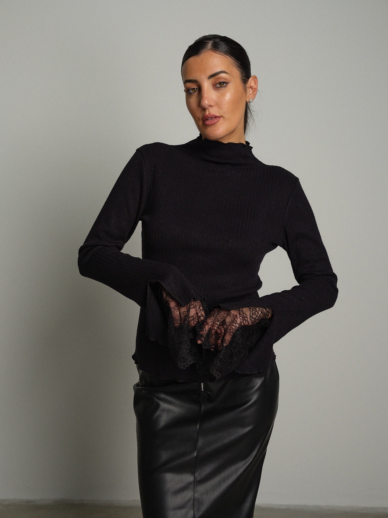 Maglia collo cratere costine pizzo Nero Haveone MMA-R275;Maglia collo cratere costine pizzo Nero Haveone MMA-R275 — foto 2;Maglia collo cratere costine pizzo Nero Haveone MMA-R275 — foto 3;Maglia collo cratere costine pizzo Nero Haveone MMA-R275 — foto 4