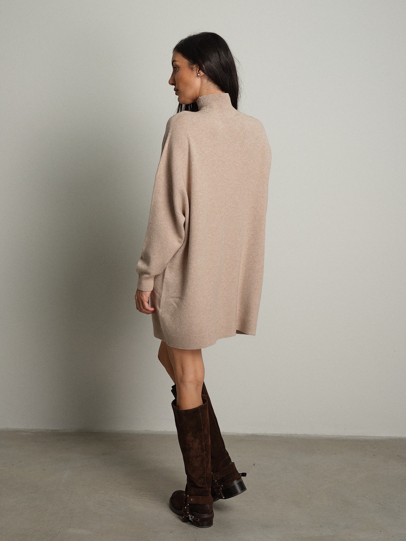 Abito in maglia collo cratere Beige Haveone MMG-R053;Abito in maglia collo cratere Beige Haveone MMG-R053 — foto 2;Abito in maglia collo cratere Beige Haveone MMG-R053 — foto 3;Abito in maglia collo cratere Beige Haveone MMG-R053 — foto 4;Abito in maglia collo cratere Beige Haveone MMG-R053 — foto 5;Abito in maglia collo cratere Beige Haveone MMG-R053 — foto 6