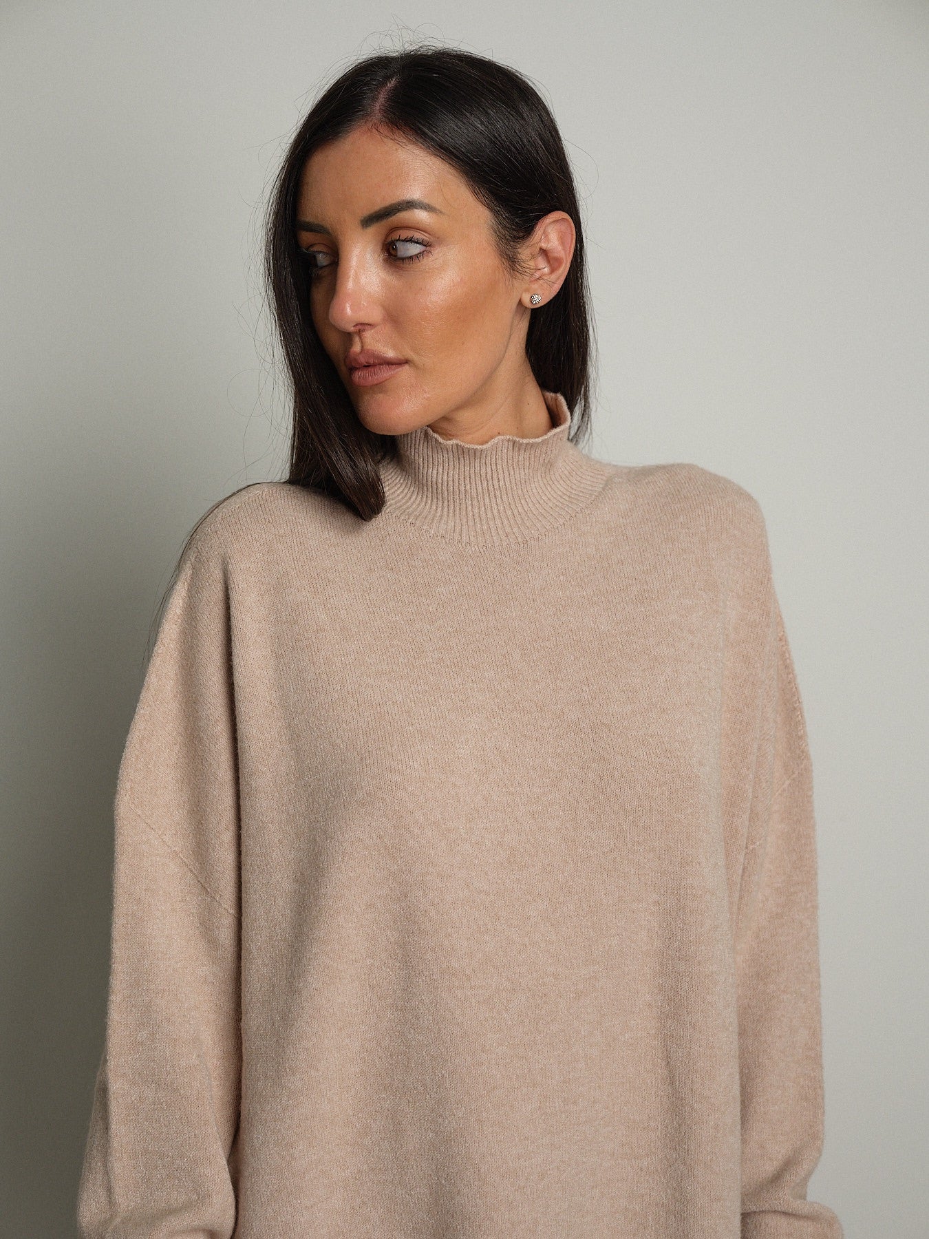 Abito in maglia collo cratere Beige Haveone MMG-R053;Abito in maglia collo cratere Beige Haveone MMG-R053 — foto 2;Abito in maglia collo cratere Beige Haveone MMG-R053 — foto 3;Abito in maglia collo cratere Beige Haveone MMG-R053 — foto 4;Abito in maglia collo cratere Beige Haveone MMG-R053 — foto 5;Abito in maglia collo cratere Beige Haveone MMG-R053 — foto 6