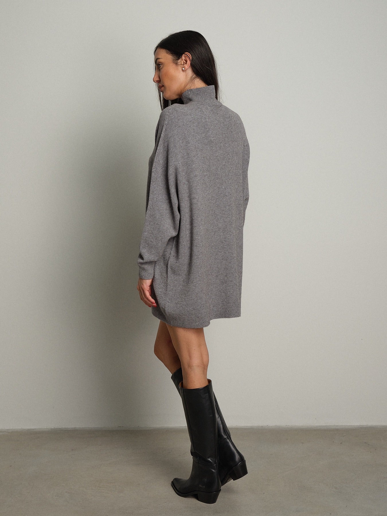 Abito in maglia collo cratere Grigio Haveone MMG-R053;Abito in maglia collo cratere Grigio Haveone MMG-R053 — foto 2;Abito in maglia collo cratere Grigio Haveone MMG-R053 — foto 3;Abito in maglia collo cratere Grigio Haveone MMG-R053 — foto 4;Abito in maglia collo cratere Grigio Haveone MMG-R053 — foto 5;Abito in maglia collo cratere Grigio Haveone MMG-R053 — foto 6