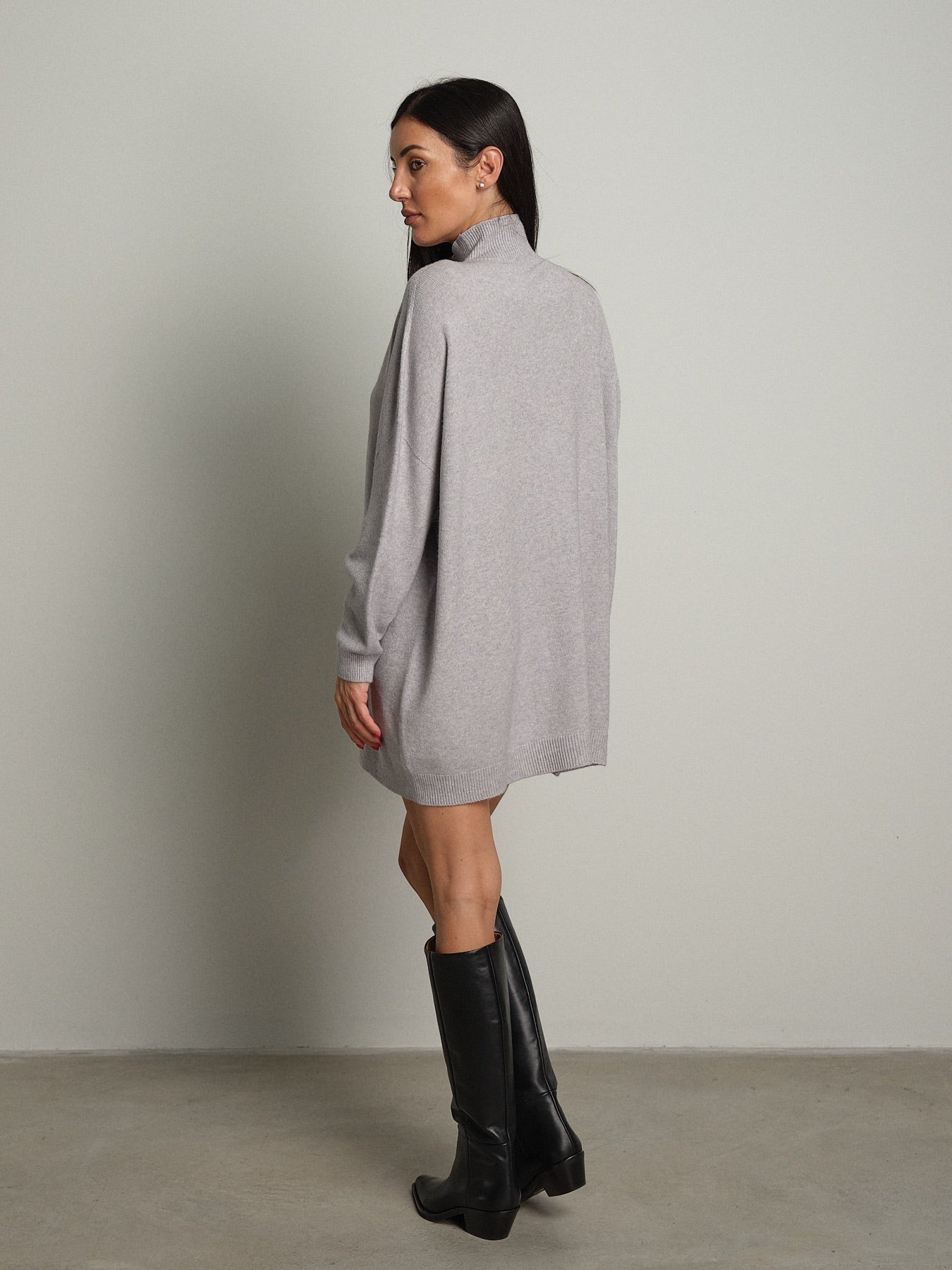 Abito in maglia collo cratere Grigio-perla Haveone MMG-R053;Abito in maglia collo cratere Grigio-perla Haveone MMG-R053 — foto 2;Abito in maglia collo cratere Grigio-perla Haveone MMG-R053 — foto 3;Abito in maglia collo cratere Grigio-perla Haveone MMG-R053 — foto 4;Abito in maglia collo cratere Grigio-perla Haveone MMG-R053 — foto 5;Abito in maglia collo cratere Grigio-perla Haveone MMG-R053 — foto 6;Abito in maglia collo cratere Grigio-perla Haveone MMG-R053 — foto 7