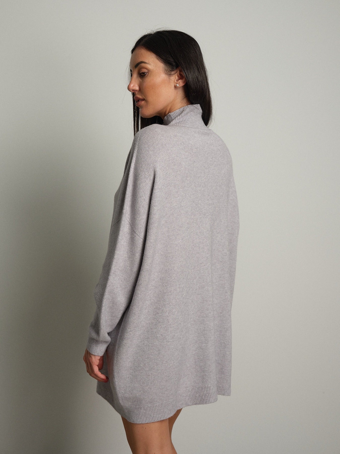 Abito in maglia collo cratere Grigio-perla Haveone MMG-R053;Abito in maglia collo cratere Grigio-perla Haveone MMG-R053 — foto 2;Abito in maglia collo cratere Grigio-perla Haveone MMG-R053 — foto 3;Abito in maglia collo cratere Grigio-perla Haveone MMG-R053 — foto 4;Abito in maglia collo cratere Grigio-perla Haveone MMG-R053 — foto 5;Abito in maglia collo cratere Grigio-perla Haveone MMG-R053 — foto 6;Abito in maglia collo cratere Grigio-perla Haveone MMG-R053 — foto 7