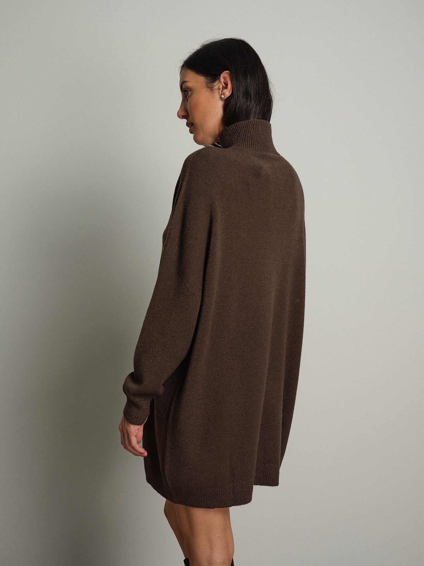 Abito in maglia collo cratere Moka Haveone MMG-R053;Abito in maglia collo cratere Moka Haveone MMG-R053 — foto 2;Abito in maglia collo cratere Moka Haveone MMG-R053 — foto 3;Abito in maglia collo cratere Moka Haveone MMG-R053 — foto 4;Abito in maglia collo cratere Moka Haveone MMG-R053 — foto 5;Abito in maglia collo cratere Moka Haveone MMG-R053 — foto 6;Abito in maglia collo cratere Moka Haveone MMG-R053 — foto 7