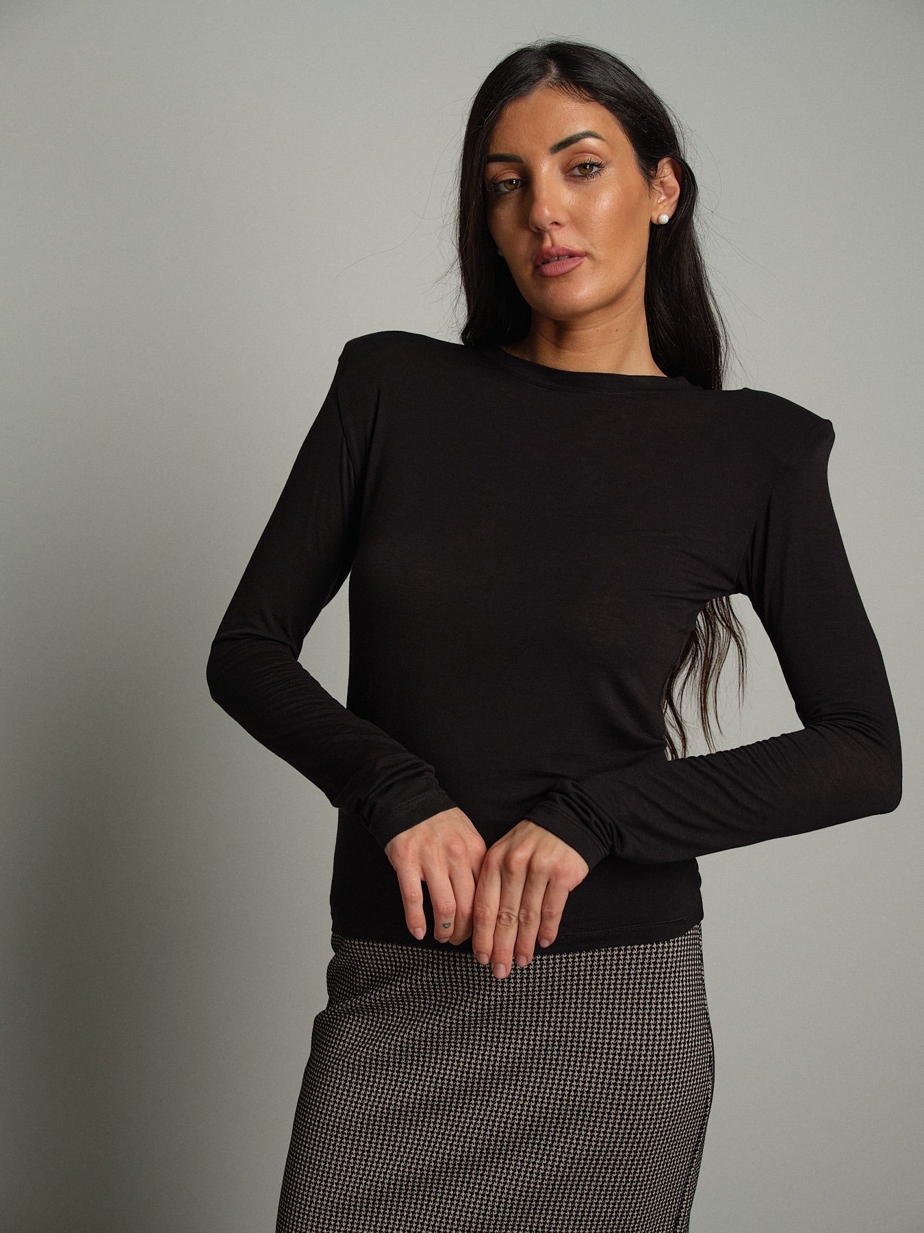 Maglia modal spalle imbottite Nero Haveone MSH-R268;Maglia modal spalle imbottite Nero Haveone MSH-R268 — foto 2;Maglia modal spalle imbottite Nero Haveone MSH-R268 — foto 3;Maglia modal spalle imbottite Nero Haveone MSH-R268 — foto 4