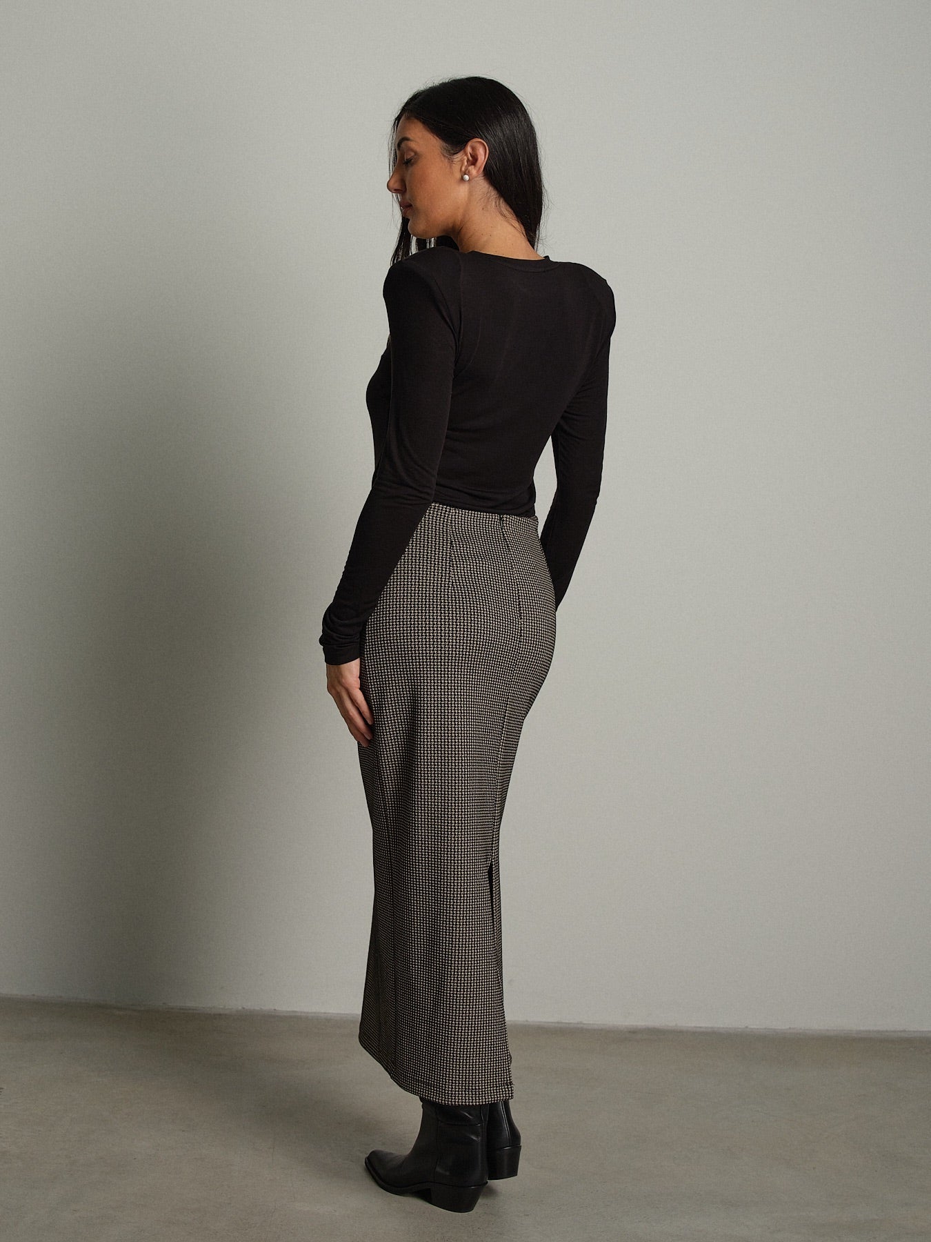 Maglia modal spalle imbottite Nero Haveone MSH-R268;Maglia modal spalle imbottite Nero Haveone MSH-R268 — foto 2;Maglia modal spalle imbottite Nero Haveone MSH-R268 — foto 3;Maglia modal spalle imbottite Nero Haveone MSH-R268 — foto 4