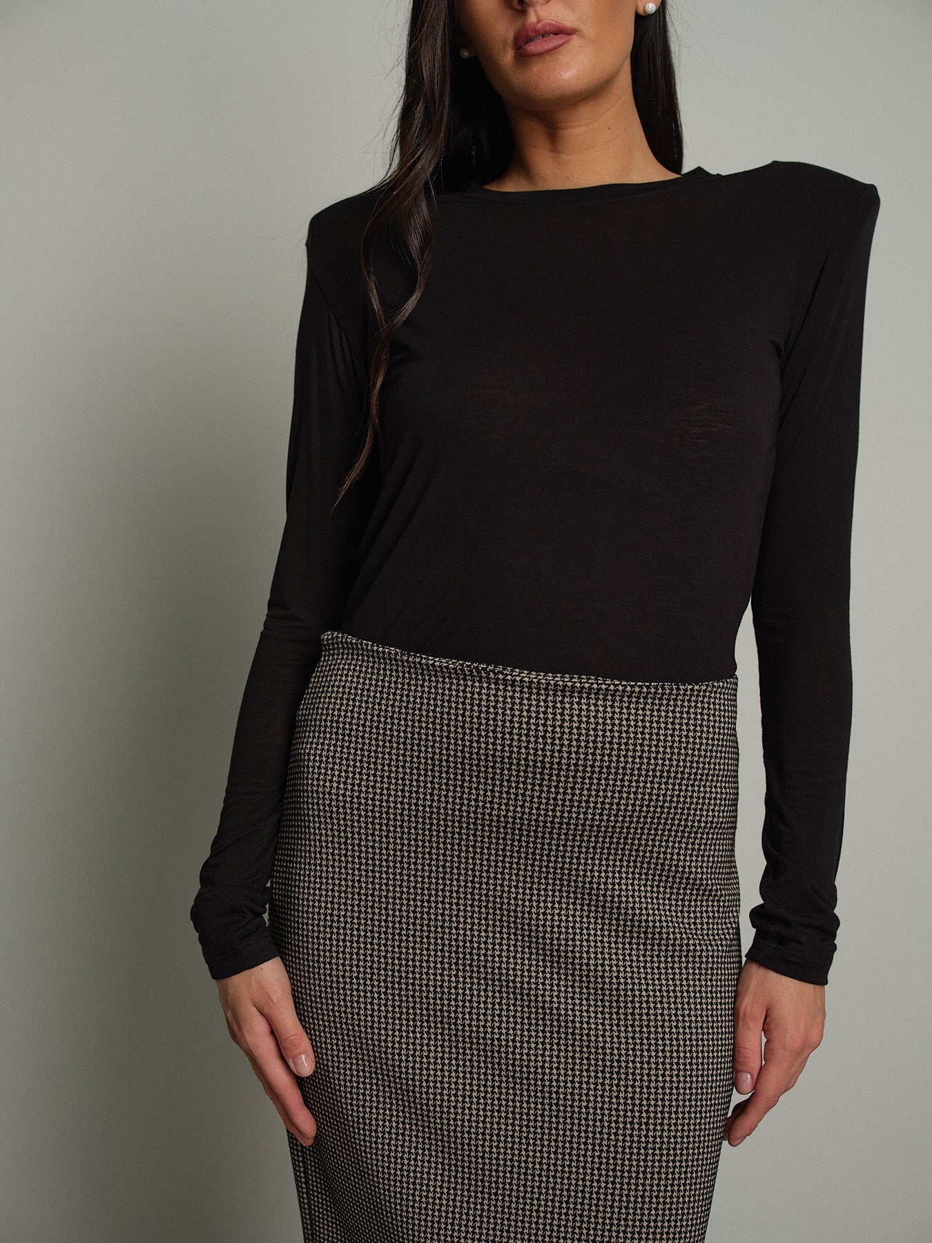 Maglia modal spalle imbottite Nero Haveone MSH-R268;Maglia modal spalle imbottite Nero Haveone MSH-R268 — foto 2;Maglia modal spalle imbottite Nero Haveone MSH-R268 — foto 3;Maglia modal spalle imbottite Nero Haveone MSH-R268 — foto 4