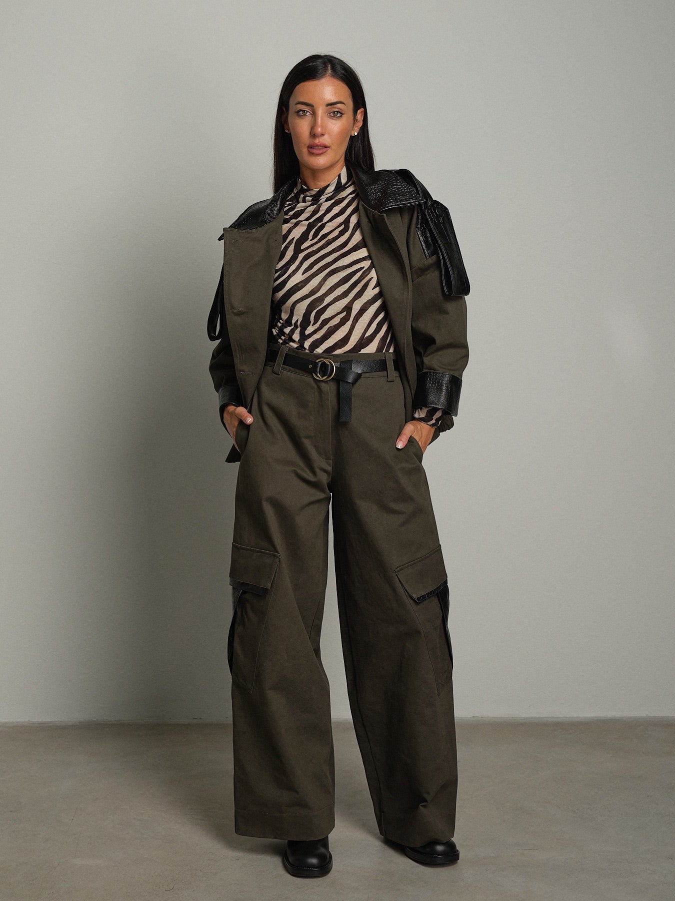 Pantalone amelia Verde-militare Haveone PVS-R230;Pantalone amelia Verde-militare Haveone PVS-R230 — foto 2;Pantalone amelia Verde-militare Haveone PVS-R230 — foto 3;Pantalone amelia Verde-militare Haveone PVS-R230 — foto 4;Pantalone amelia Verde-militare Haveone PVS-R230 — foto 5;Pantalone amelia Verde-militare Haveone PVS-R230 — foto 6;Pantalone amelia Verde-militare Haveone PVS-R230 — foto 7;Pantalone amelia Verde-militare Haveone PVS-R230 — foto 8;Pantalone amelia Verde-militare Haveone PVS-R230 — foto 9