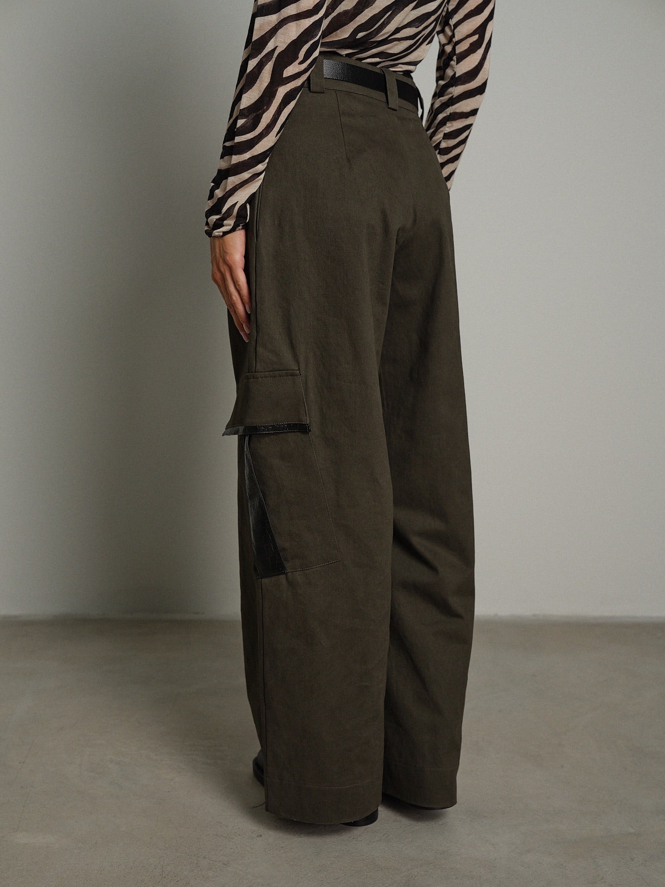 Pantalone amelia Verde-militare Haveone PVS-R230;Pantalone amelia Verde-militare Haveone PVS-R230 — foto 2;Pantalone amelia Verde-militare Haveone PVS-R230 — foto 3;Pantalone amelia Verde-militare Haveone PVS-R230 — foto 4;Pantalone amelia Verde-militare Haveone PVS-R230 — foto 5;Pantalone amelia Verde-militare Haveone PVS-R230 — foto 6;Pantalone amelia Verde-militare Haveone PVS-R230 — foto 7;Pantalone amelia Verde-militare Haveone PVS-R230 — foto 8;Pantalone amelia Verde-militare Haveone PVS-R230 — foto 9