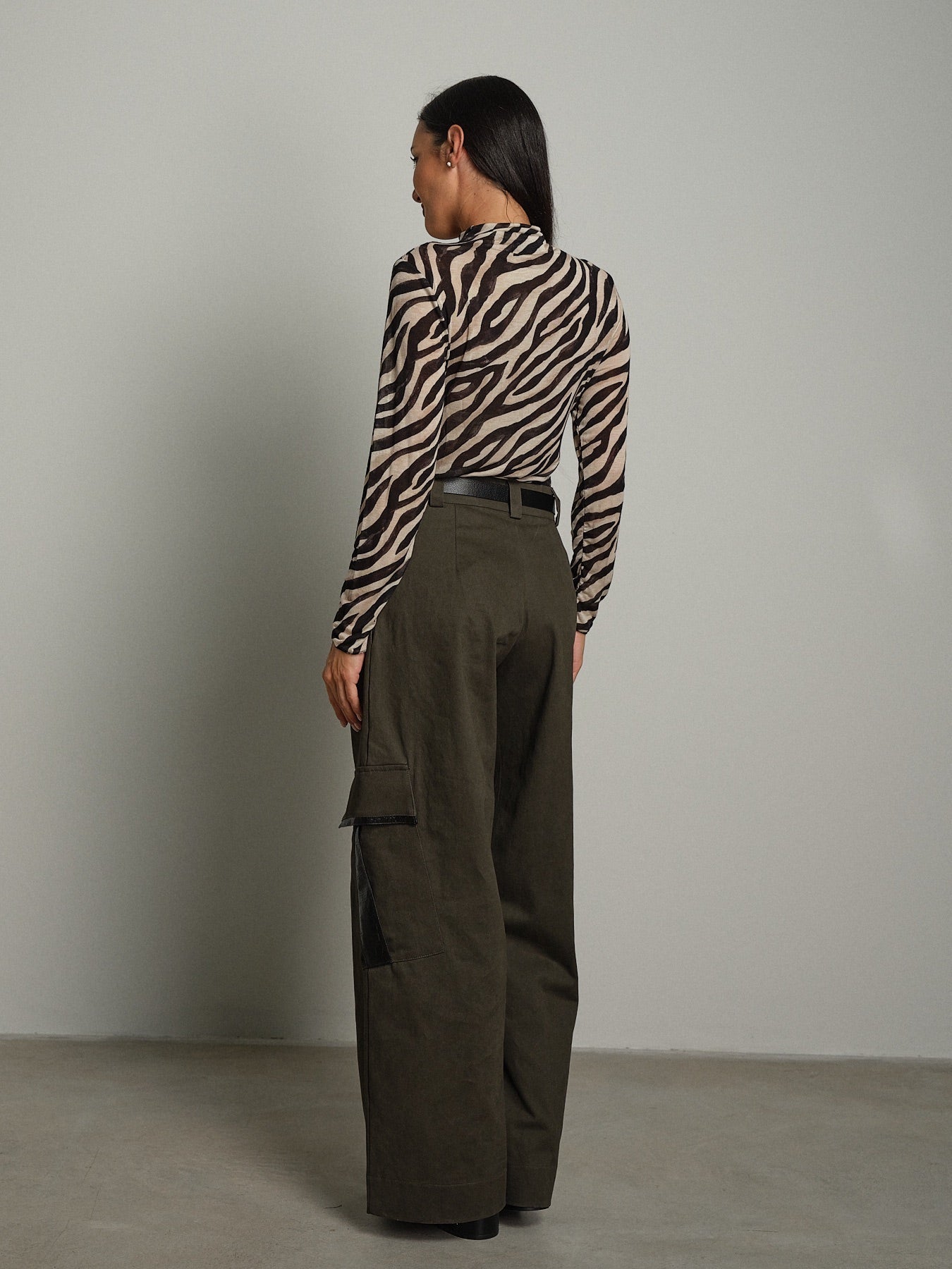 Pantalone amelia Verde-militare Haveone PVS-R230;Pantalone amelia Verde-militare Haveone PVS-R230 — foto 2;Pantalone amelia Verde-militare Haveone PVS-R230 — foto 3;Pantalone amelia Verde-militare Haveone PVS-R230 — foto 4;Pantalone amelia Verde-militare Haveone PVS-R230 — foto 5;Pantalone amelia Verde-militare Haveone PVS-R230 — foto 6;Pantalone amelia Verde-militare Haveone PVS-R230 — foto 7;Pantalone amelia Verde-militare Haveone PVS-R230 — foto 8;Pantalone amelia Verde-militare Haveone PVS-R230 — foto 9