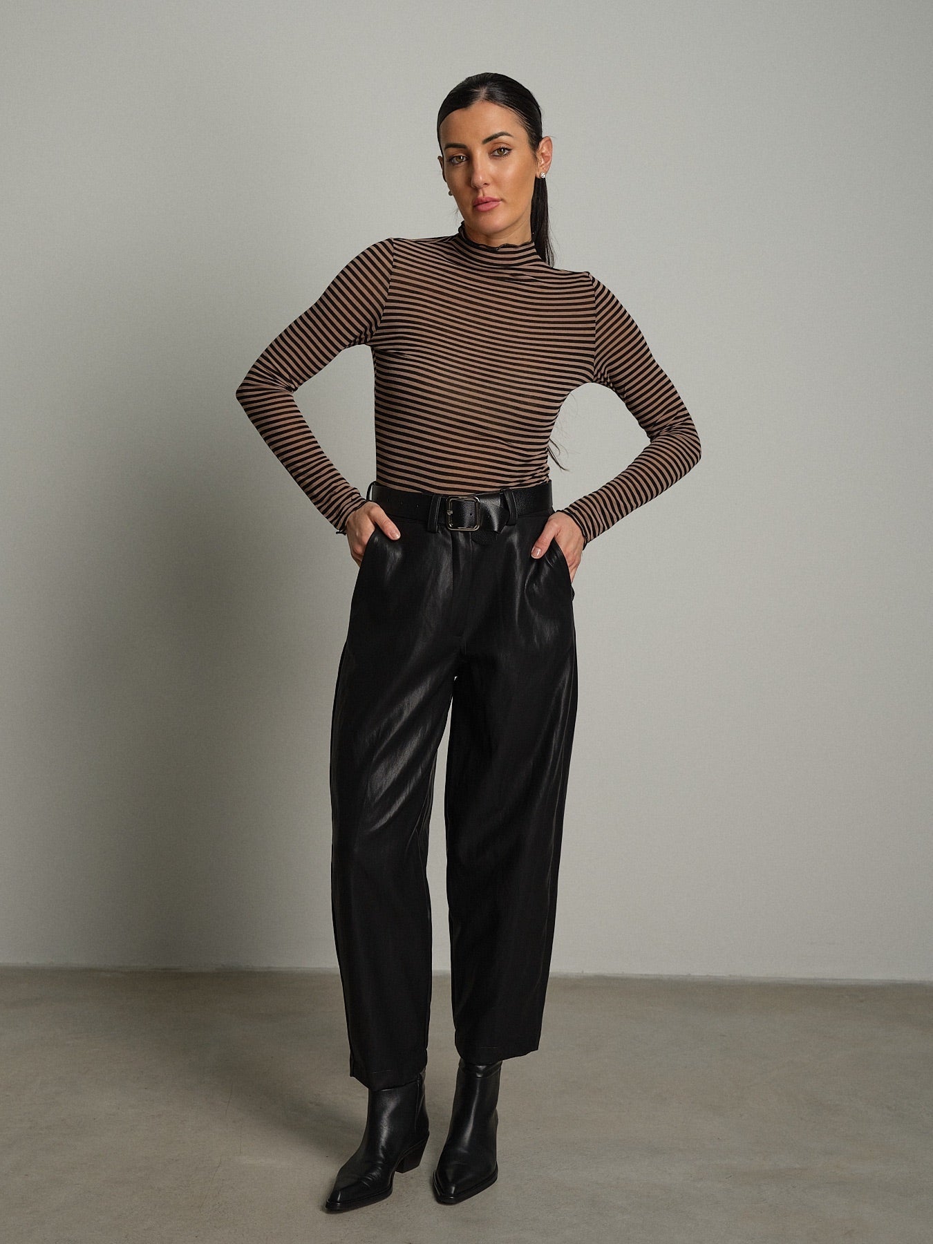 Pantalone ecopelle balloon cintura Nero Haveone PVS-R346;Pantalone ecopelle balloon cintura Nero Haveone PVS-R346 — foto 2;Pantalone ecopelle balloon cintura Nero Haveone PVS-R346 — foto 3;Pantalone ecopelle balloon cintura Nero Haveone PVS-R346 — foto 4