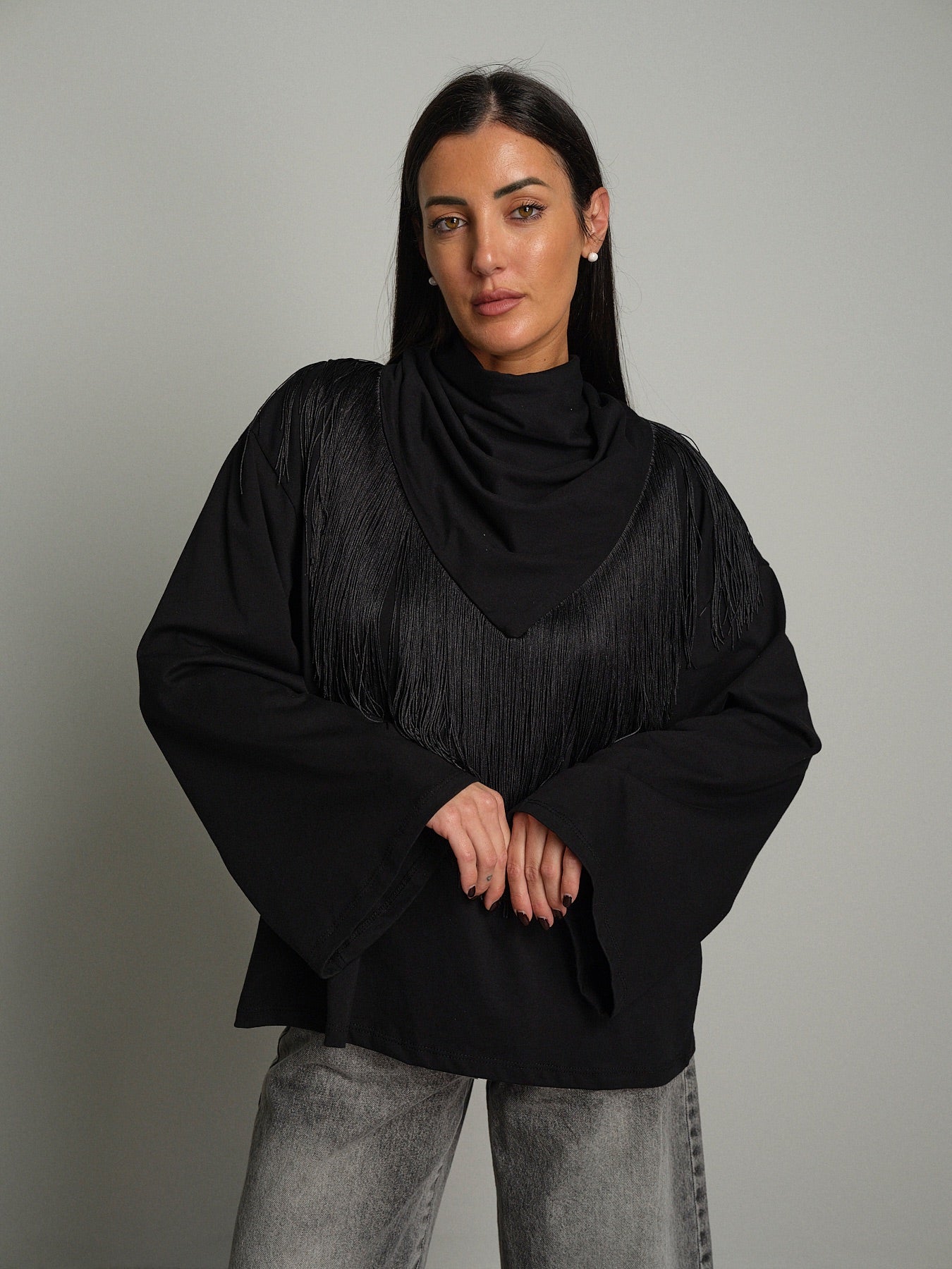 Maglia foulard frange Nero Haveone TVS-R049;Maglia foulard frange Nero Haveone TVS-R049 — foto 2;Maglia foulard frange Nero Haveone TVS-R049 — foto 3;Maglia foulard frange Nero Haveone TVS-R049 — foto 4