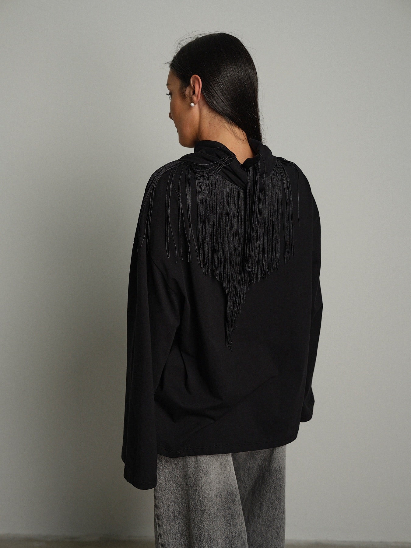 Maglia foulard frange Nero Haveone TVS-R049;Maglia foulard frange Nero Haveone TVS-R049 — foto 2;Maglia foulard frange Nero Haveone TVS-R049 — foto 3;Maglia foulard frange Nero Haveone TVS-R049 — foto 4