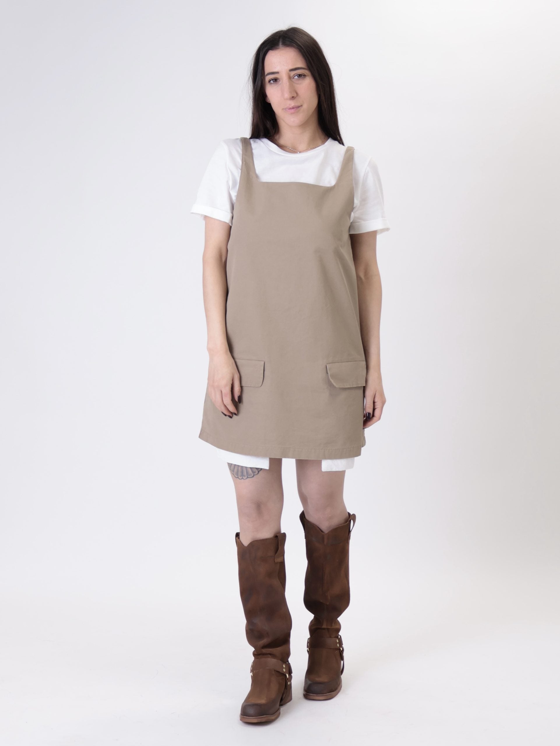 Abito tasche con t-shirt fango