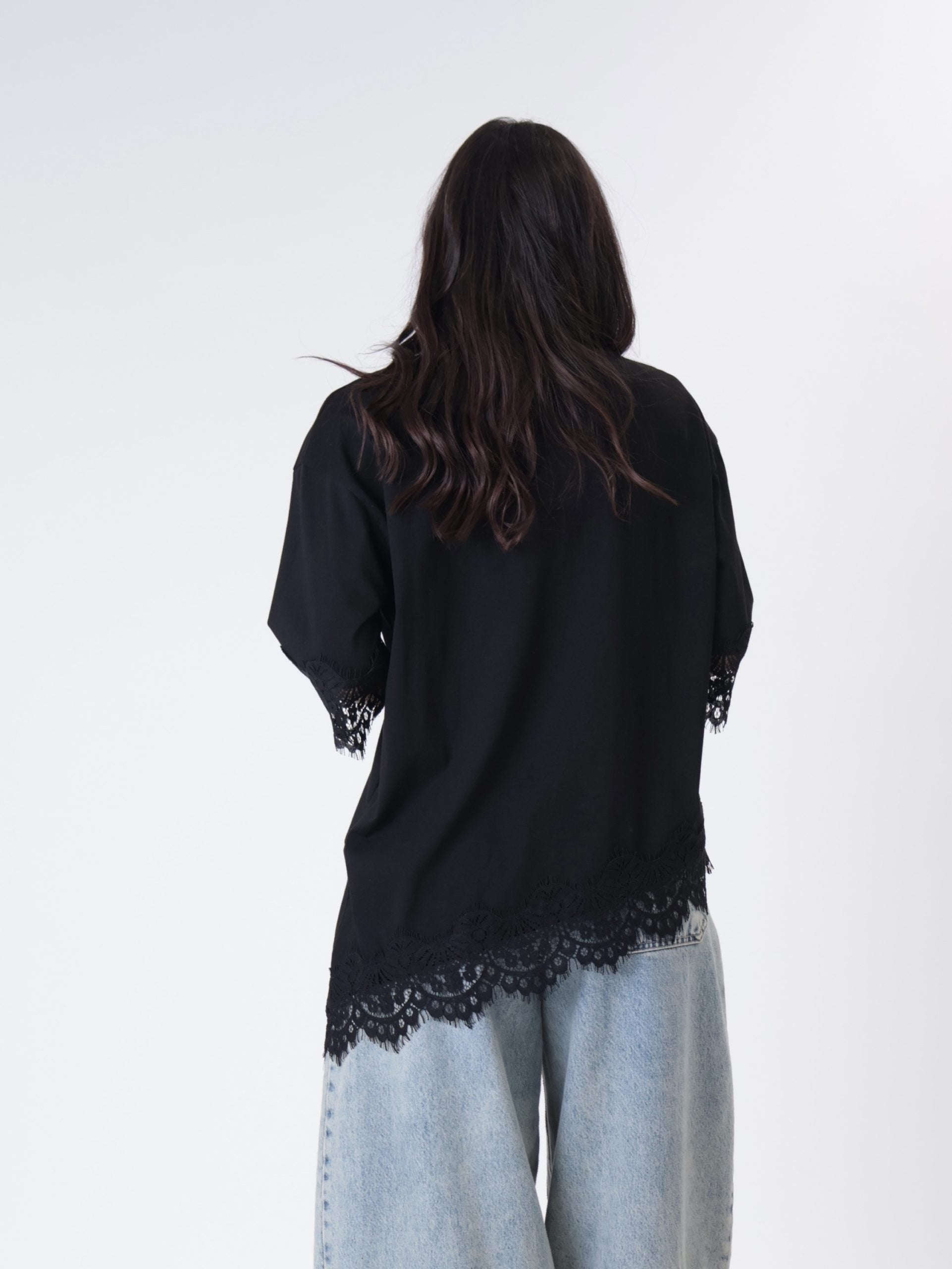 T-shirt svasata manica pizzo nero