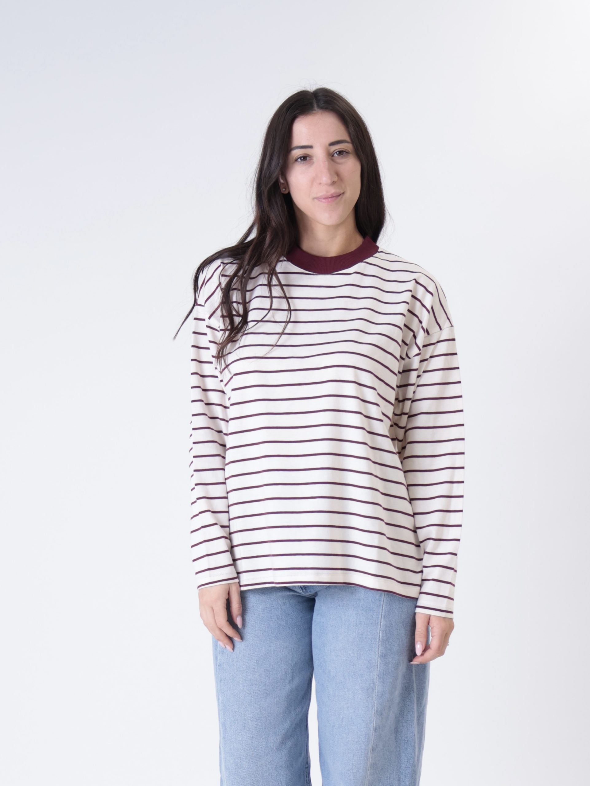 Long-sleeved T-shirt with natural/burgundy striped collar