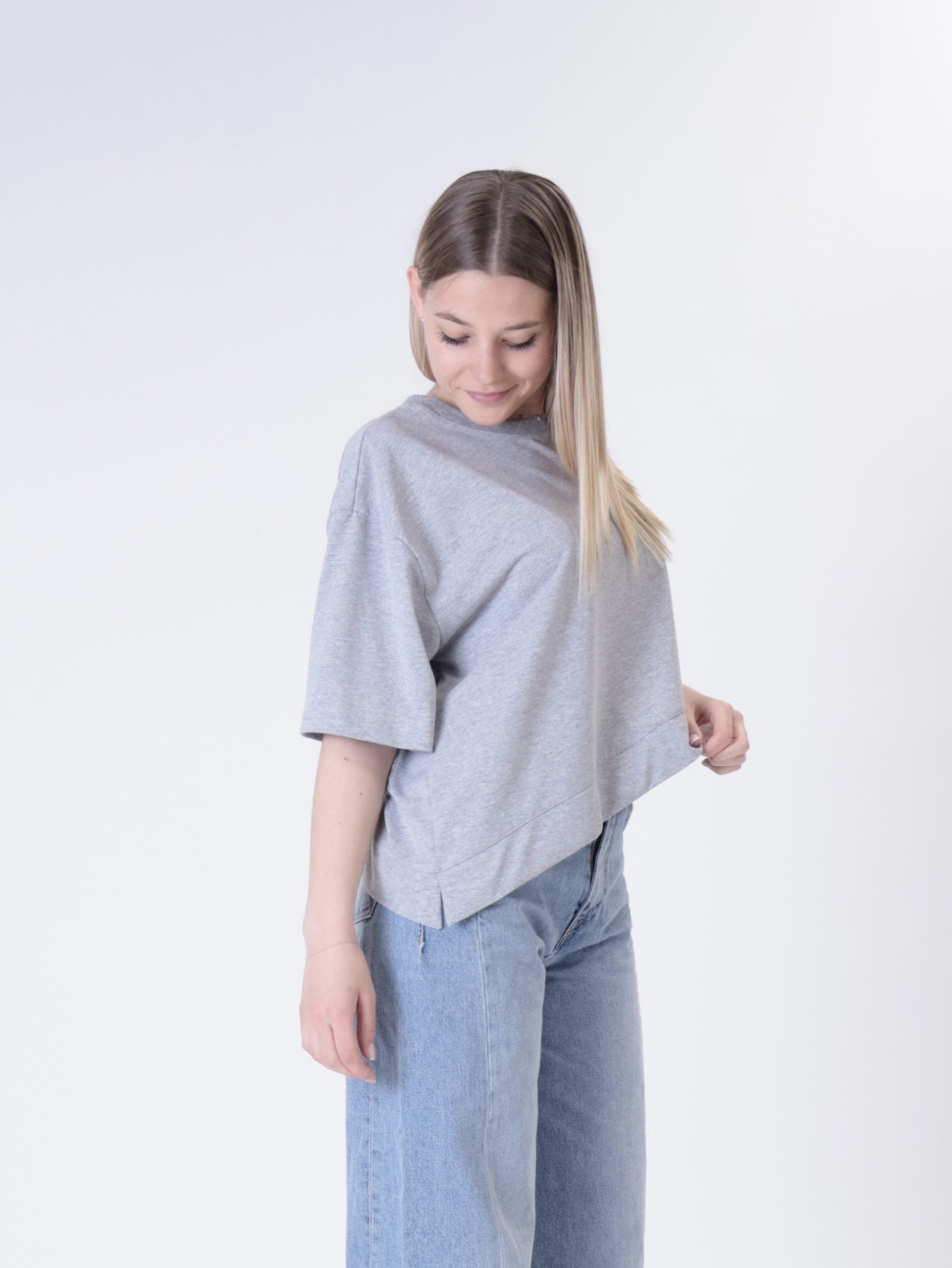 T-shirt svasata grigia