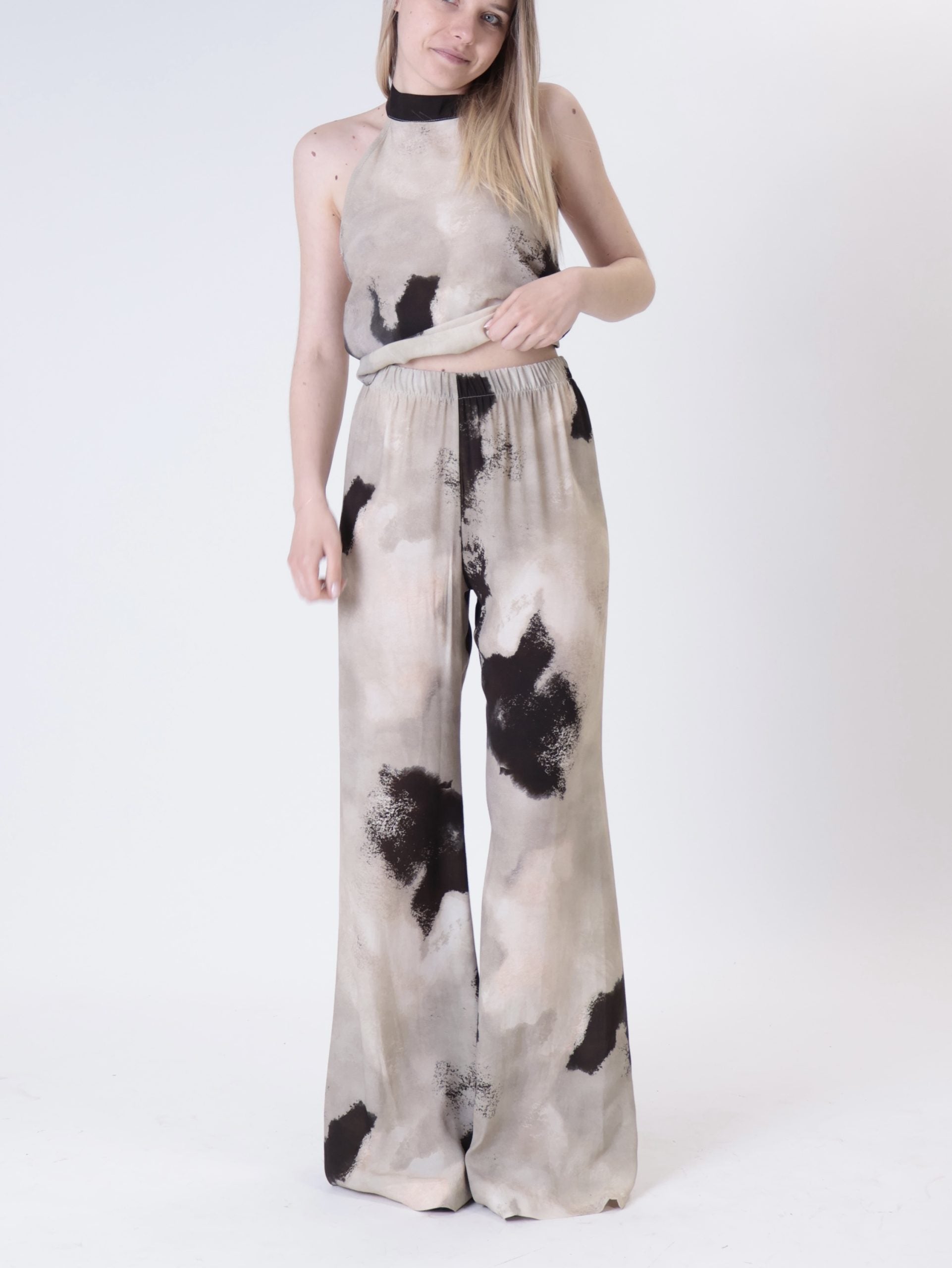 Patterned beige trousers