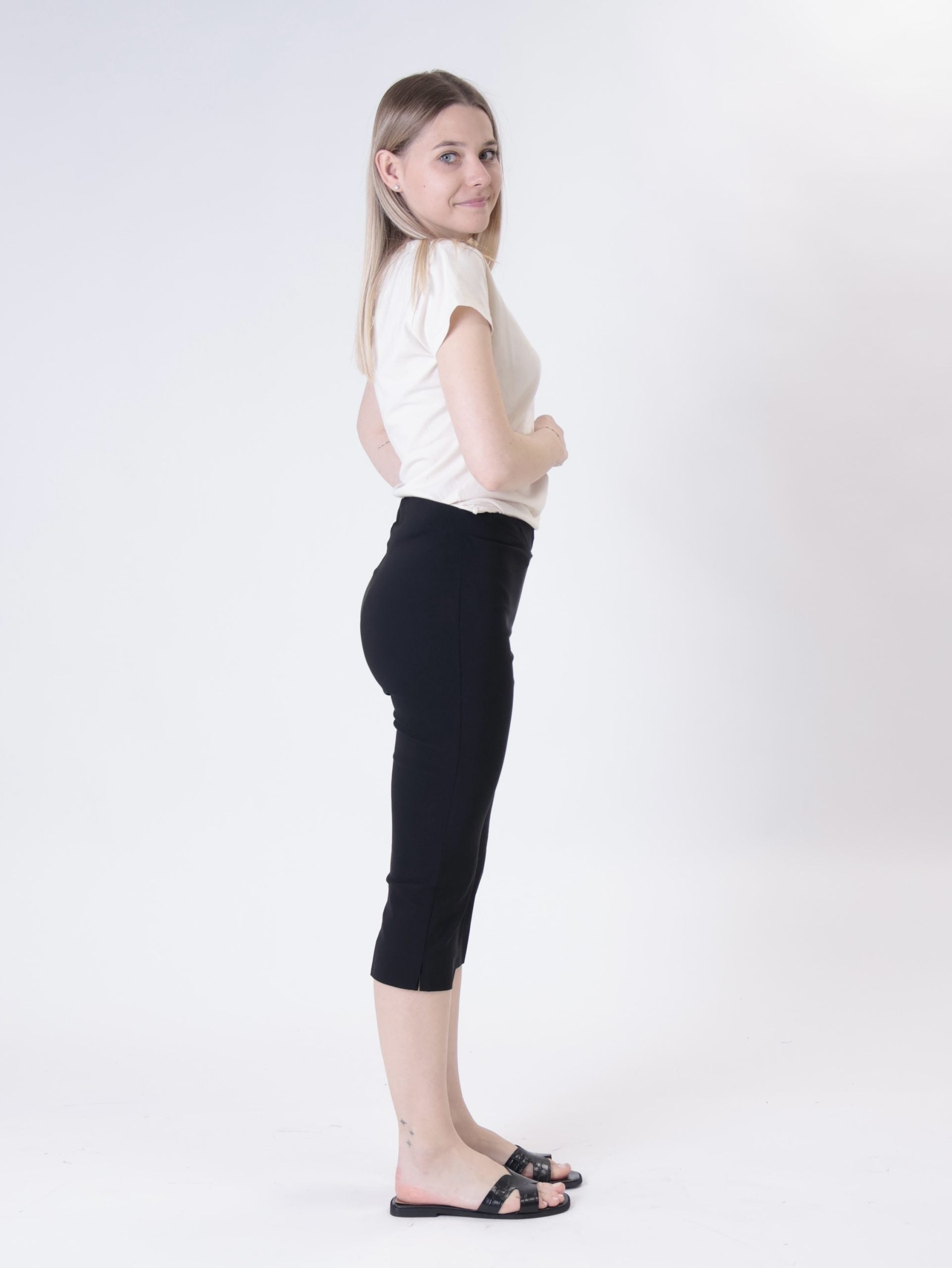 Black capri pants