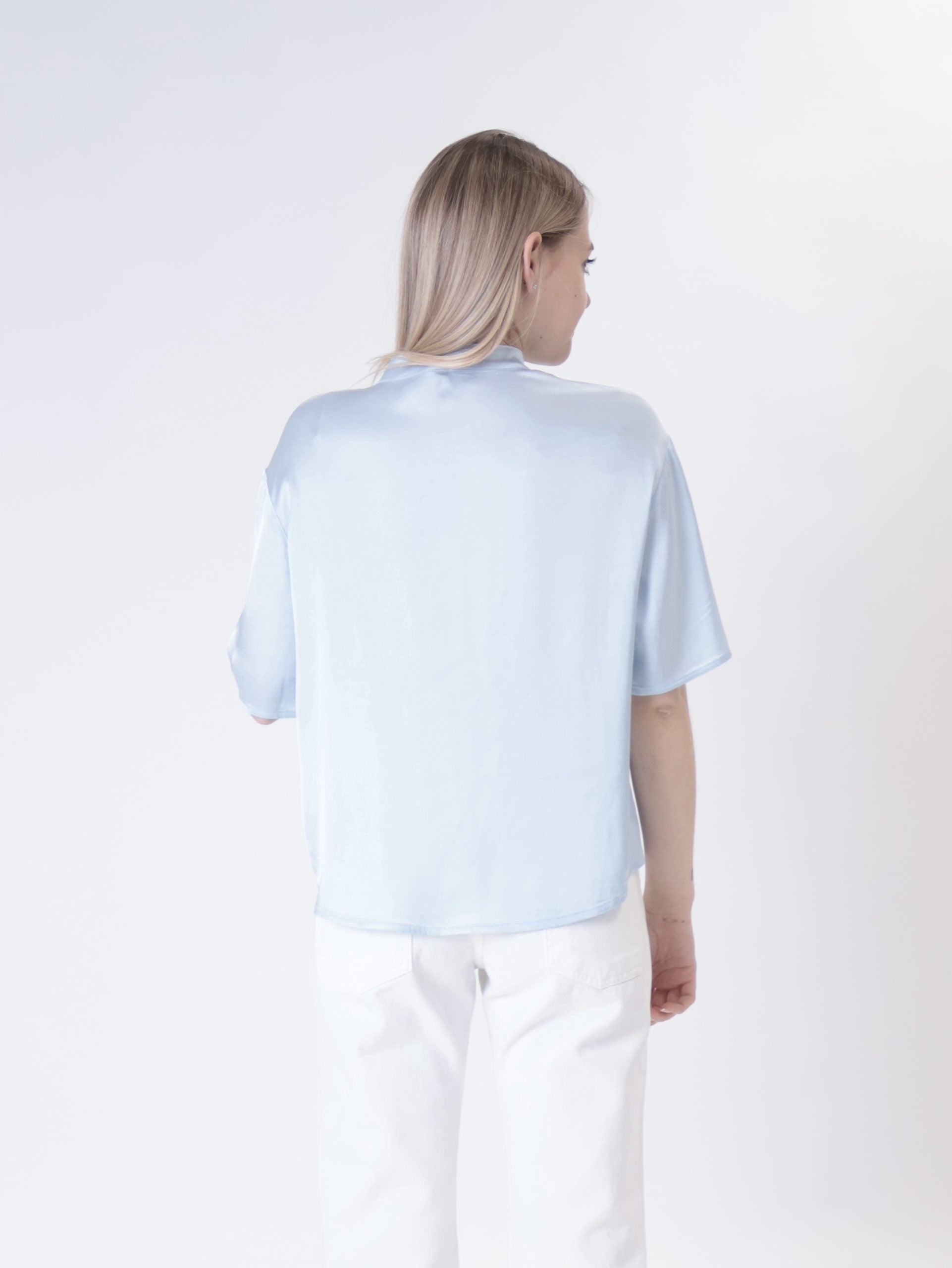 T-shirt over serafino nuvola