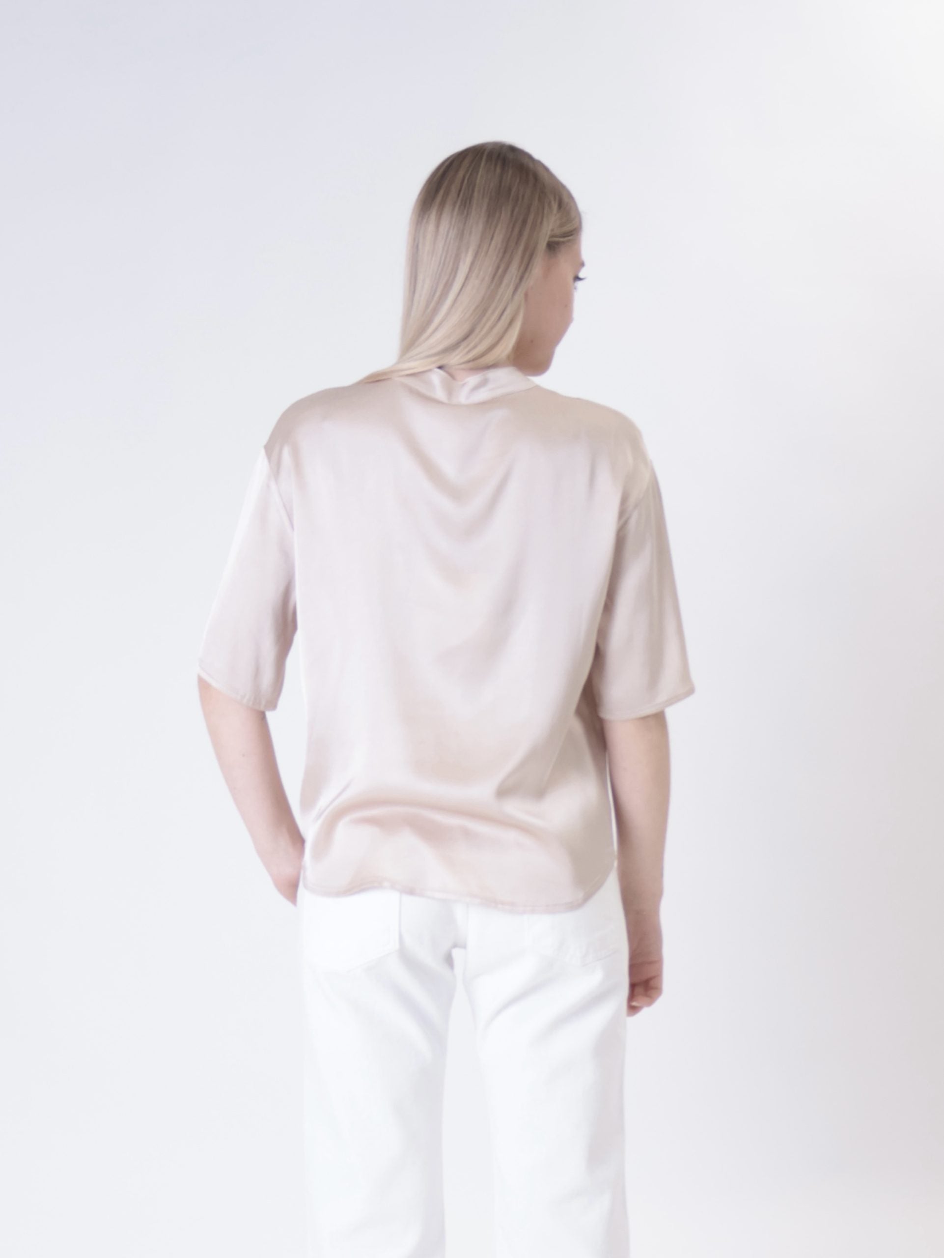 T-shirt over serafino avena