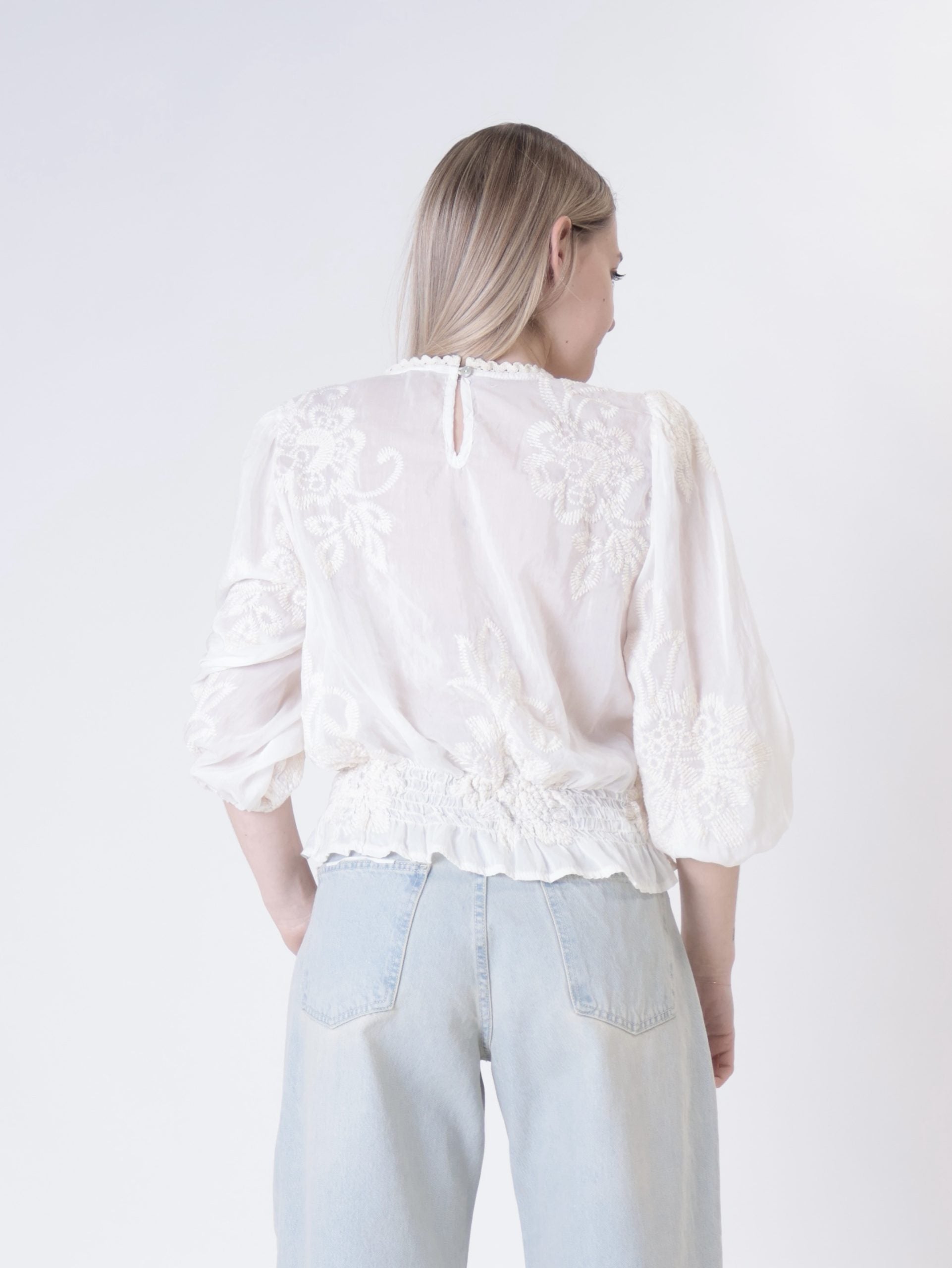Patterned shirt with butter embroidery