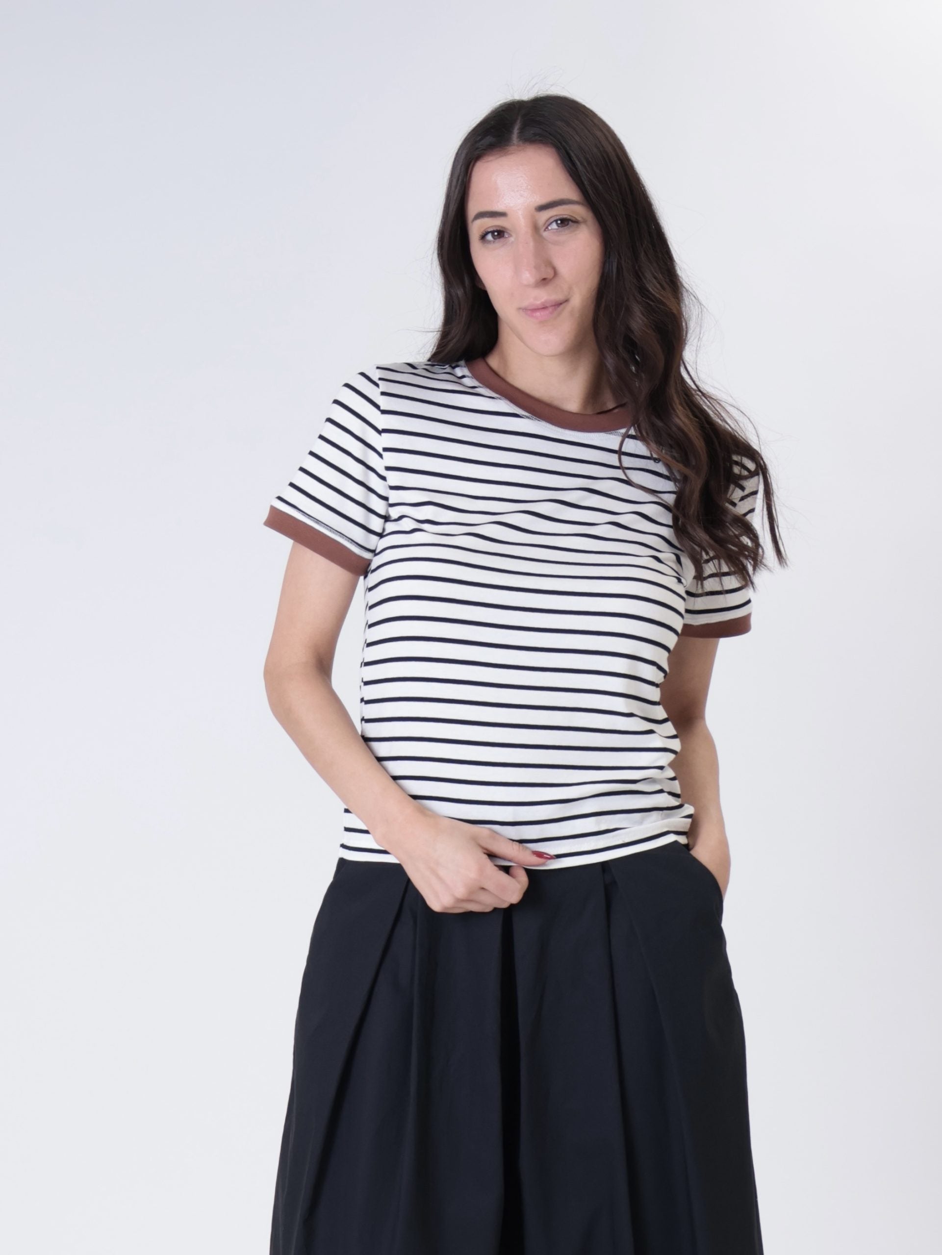 T-shirt riga fina bordo contrasto (colori all'interno)
