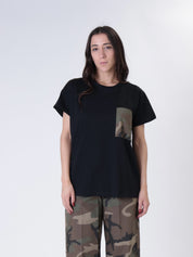 T-shirt nera tasca mimetica