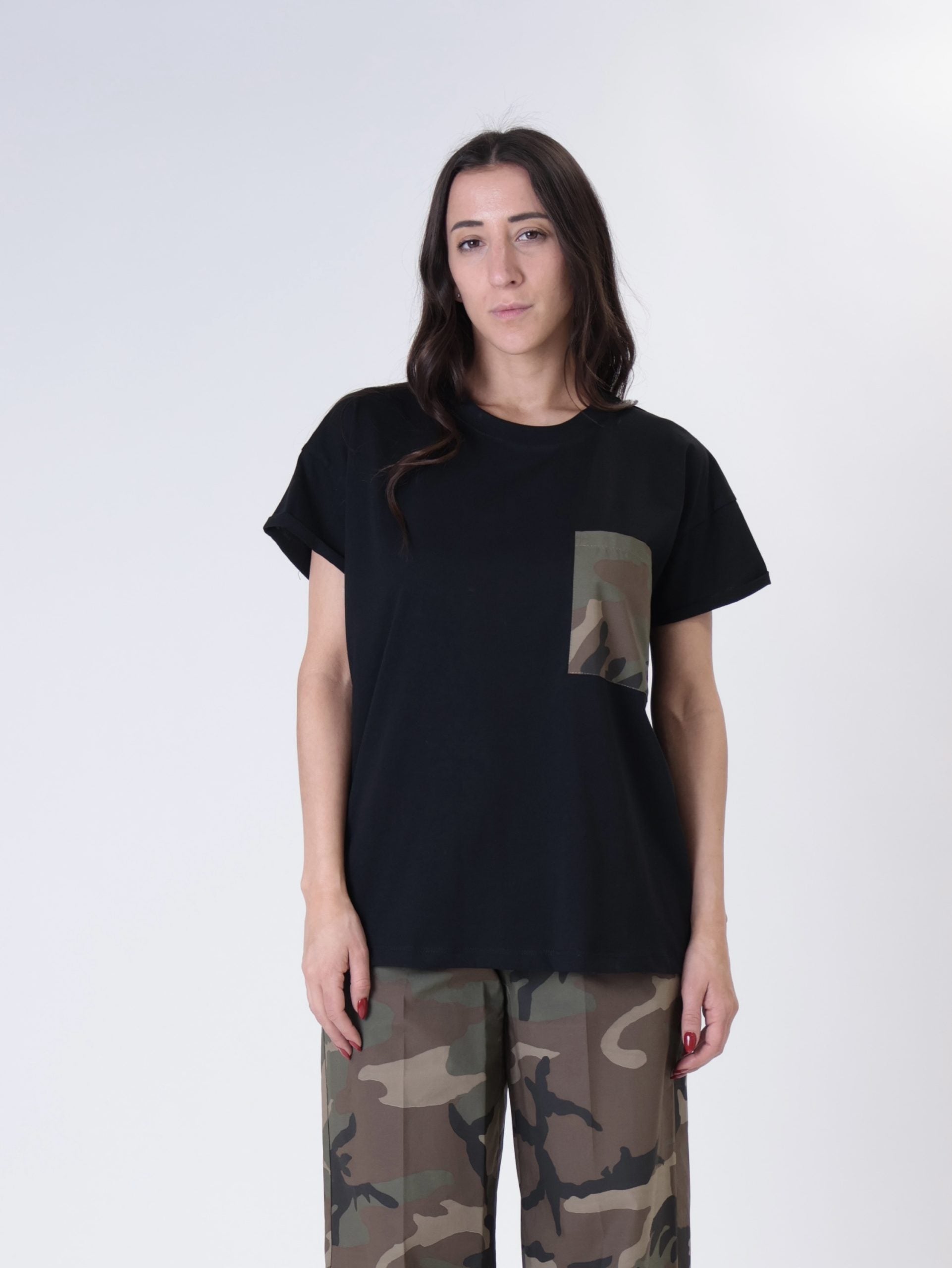 T-shirt nera tasca mimetica