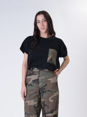 T-shirt nera tasca mimetica