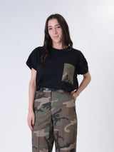 T-shirt nera tasca mimetica