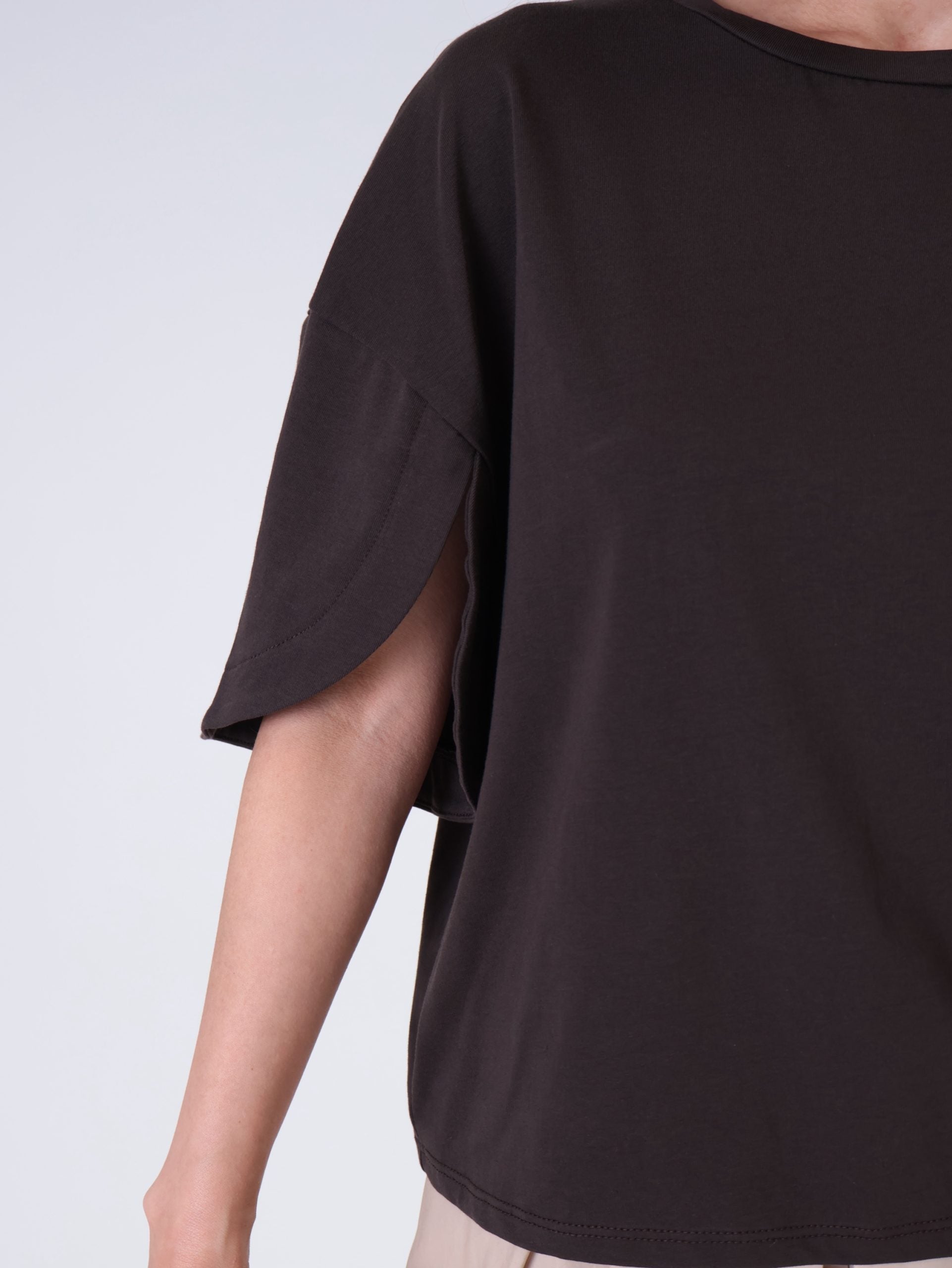 Dark brown sleeve slit T-shirt