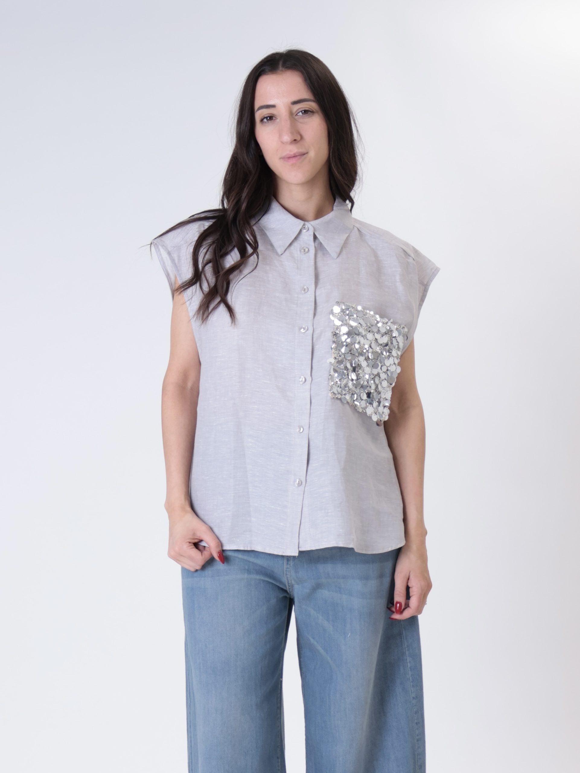 Sleeveless shirt with sequined pearl pocket