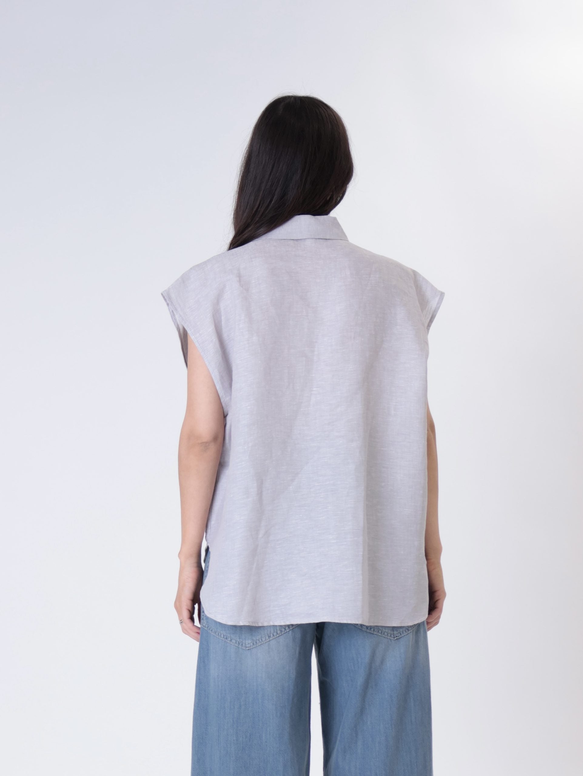 Sleeveless shirt with sequined pearl pocket