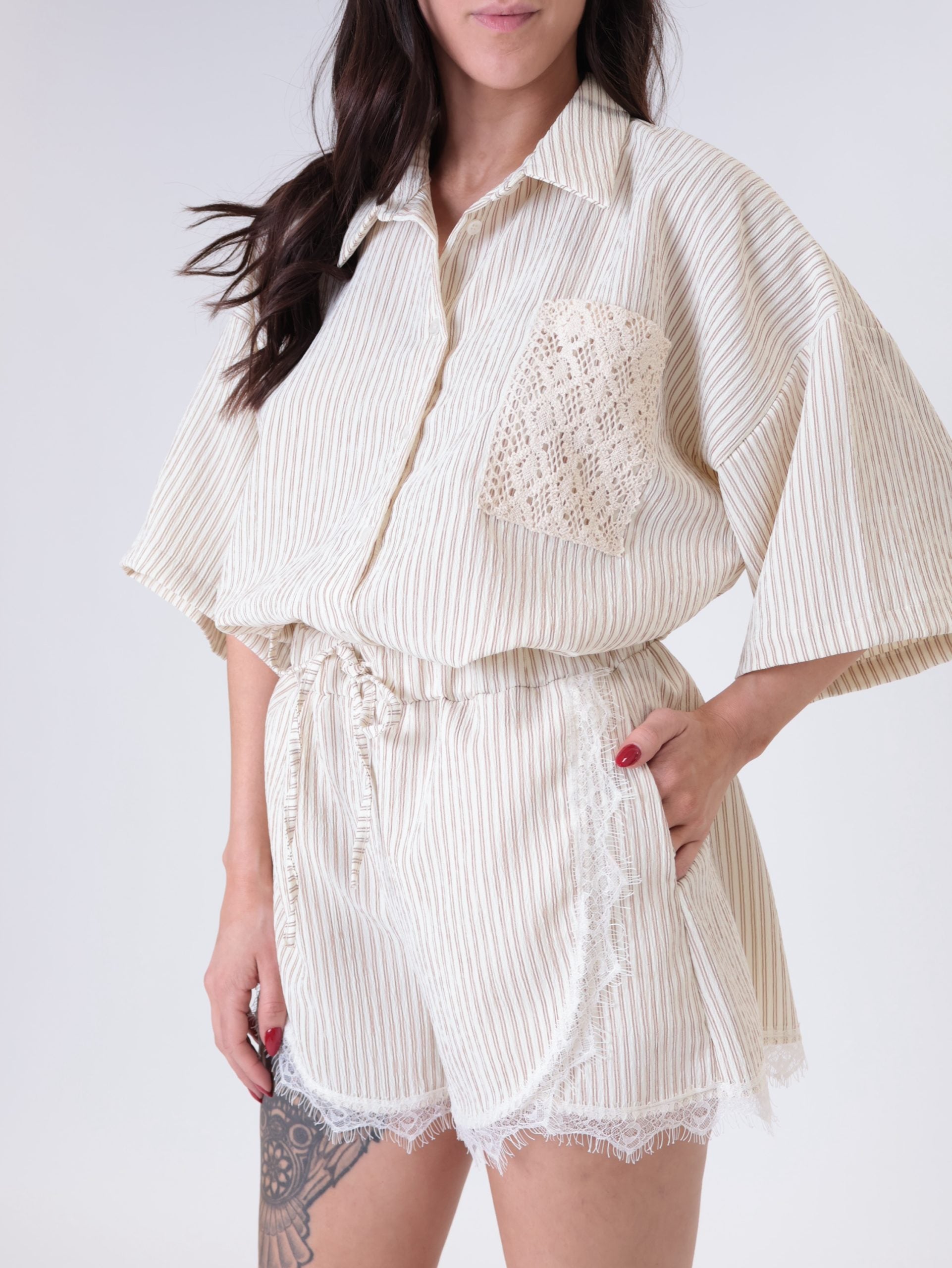 Camicia riga tasca crochet beige