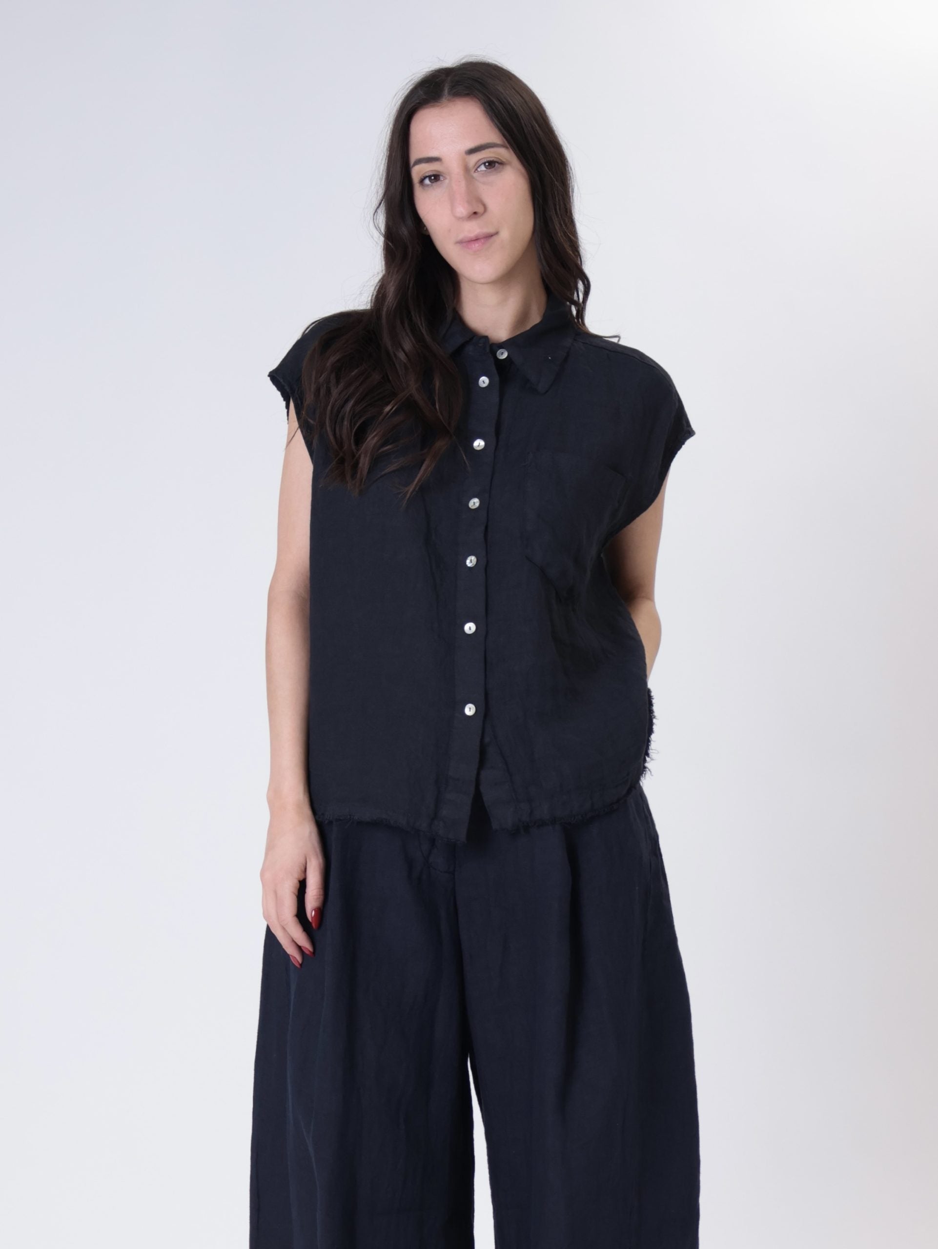 Sleeveless 100% linen shirt in blue