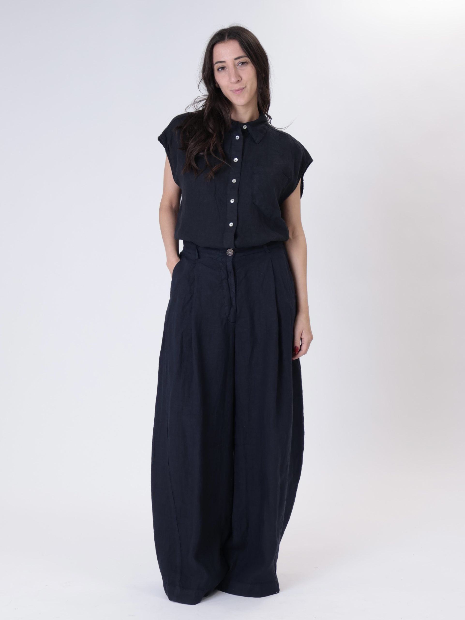 Sleeveless 100% linen shirt in blue