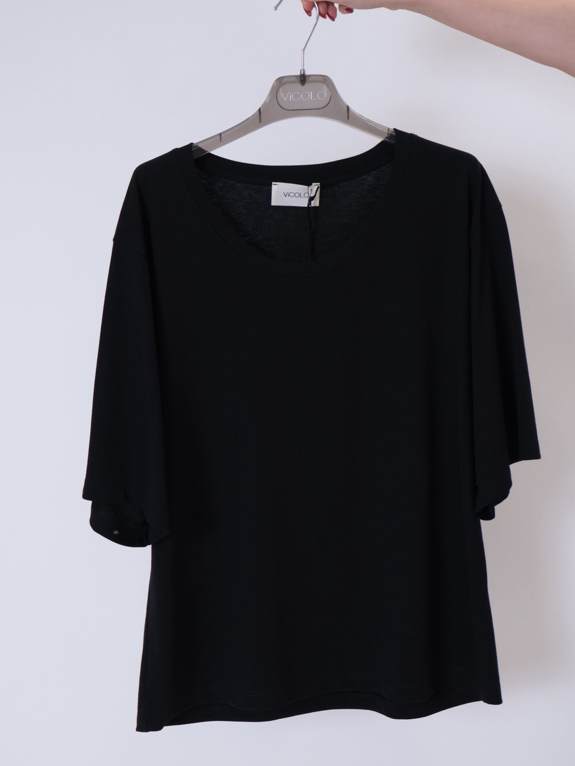 T-shirt over scollo profondo nera