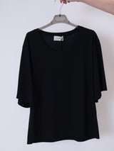 T-shirt over scollo profondo nera