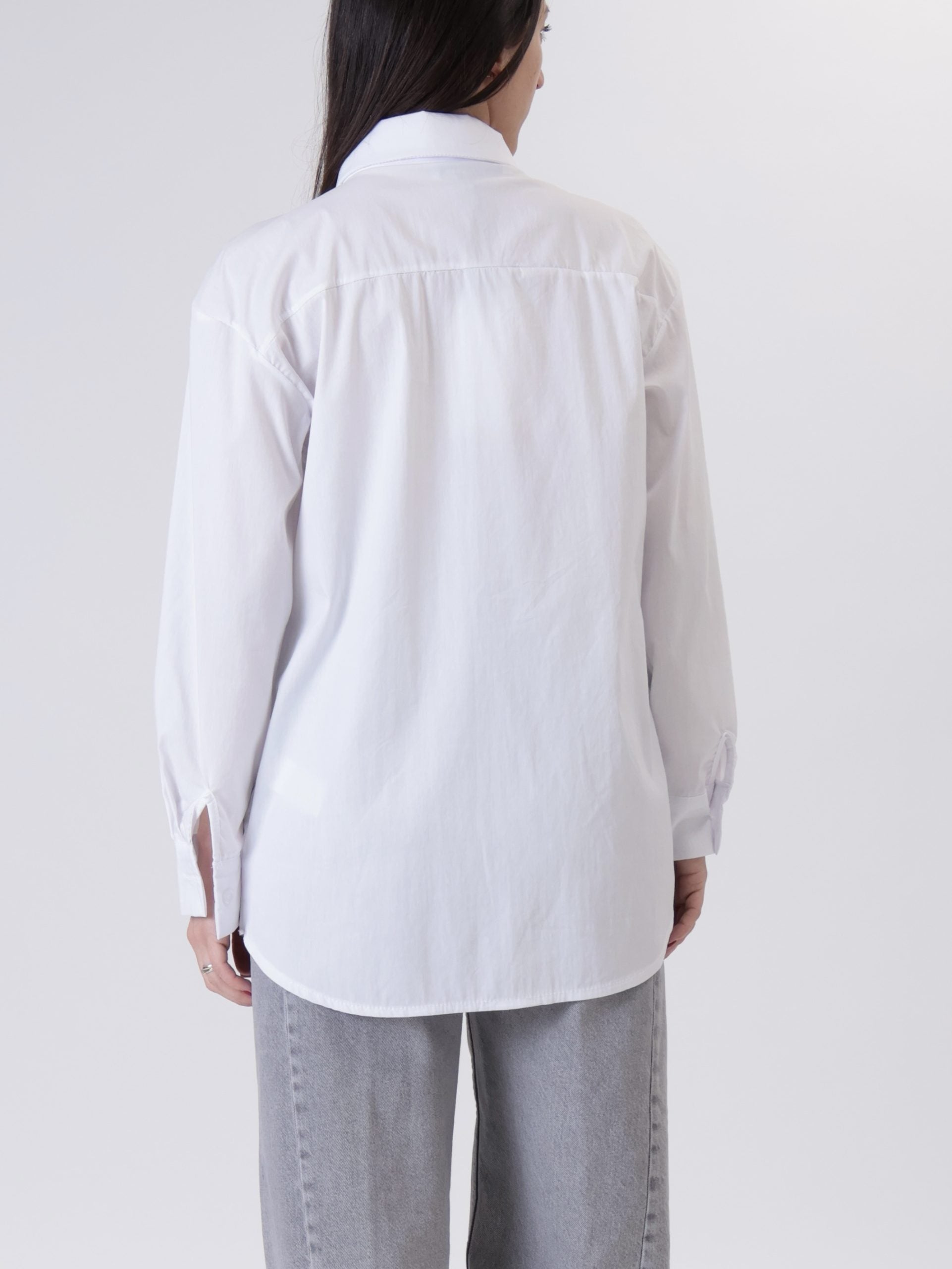 Camicia con cravatta bianca