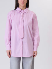 Camicia con cravatta rosa