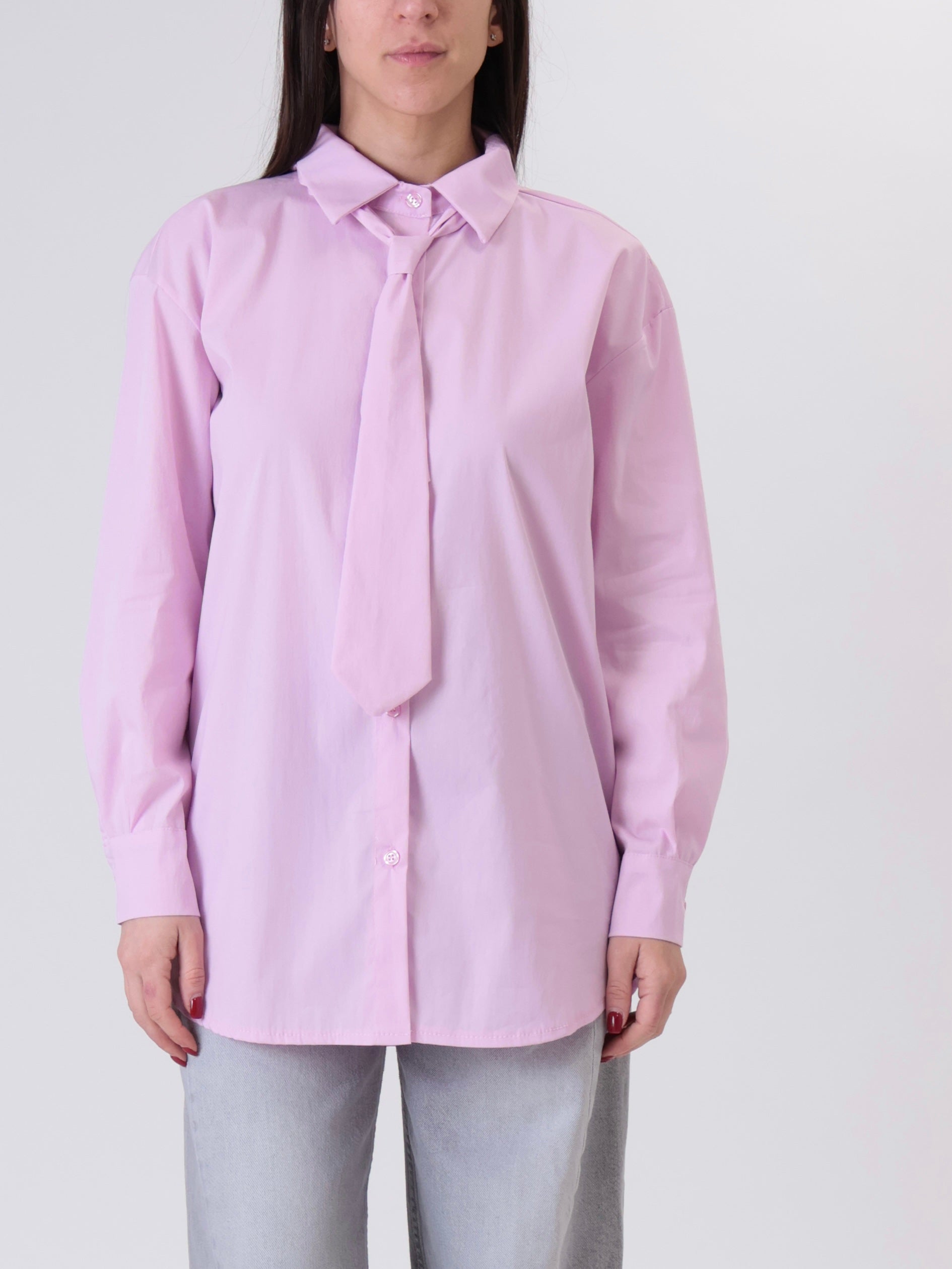 Camicia con cravatta rosa
