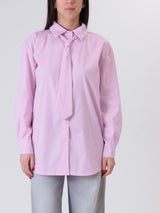 Camicia con cravatta rosa