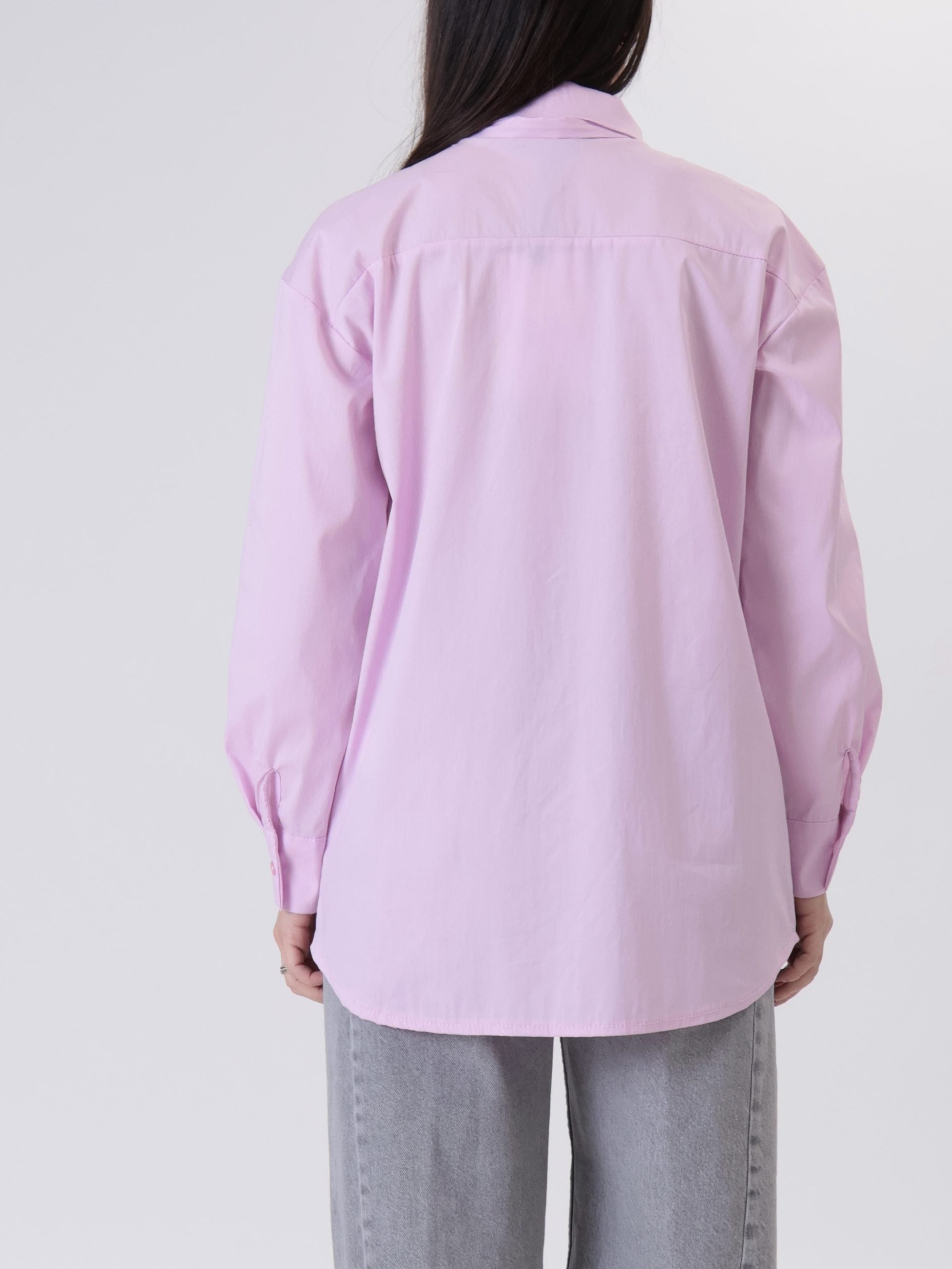 Camicia con cravatta rosa