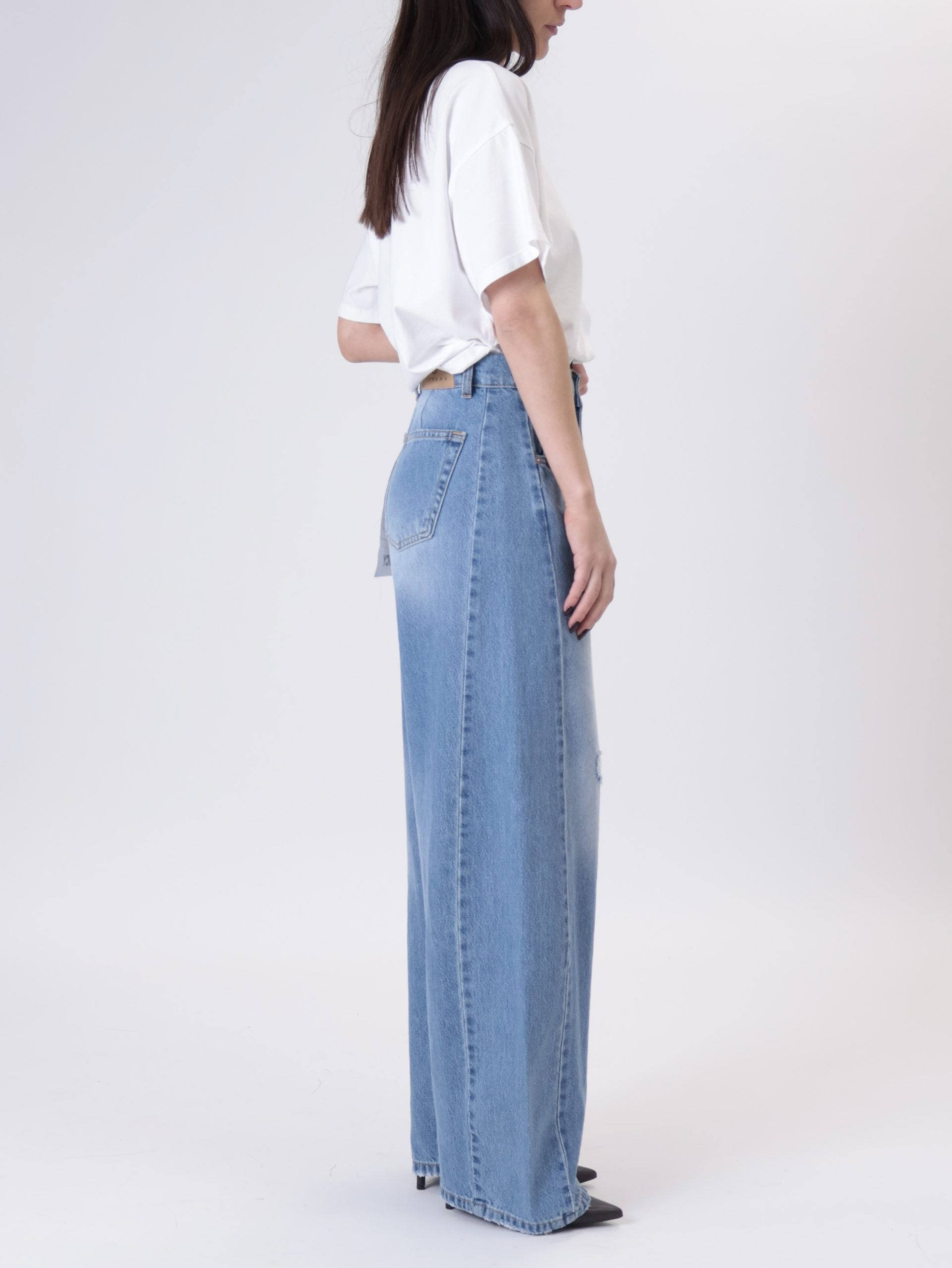 Lucy jeans with distressed details