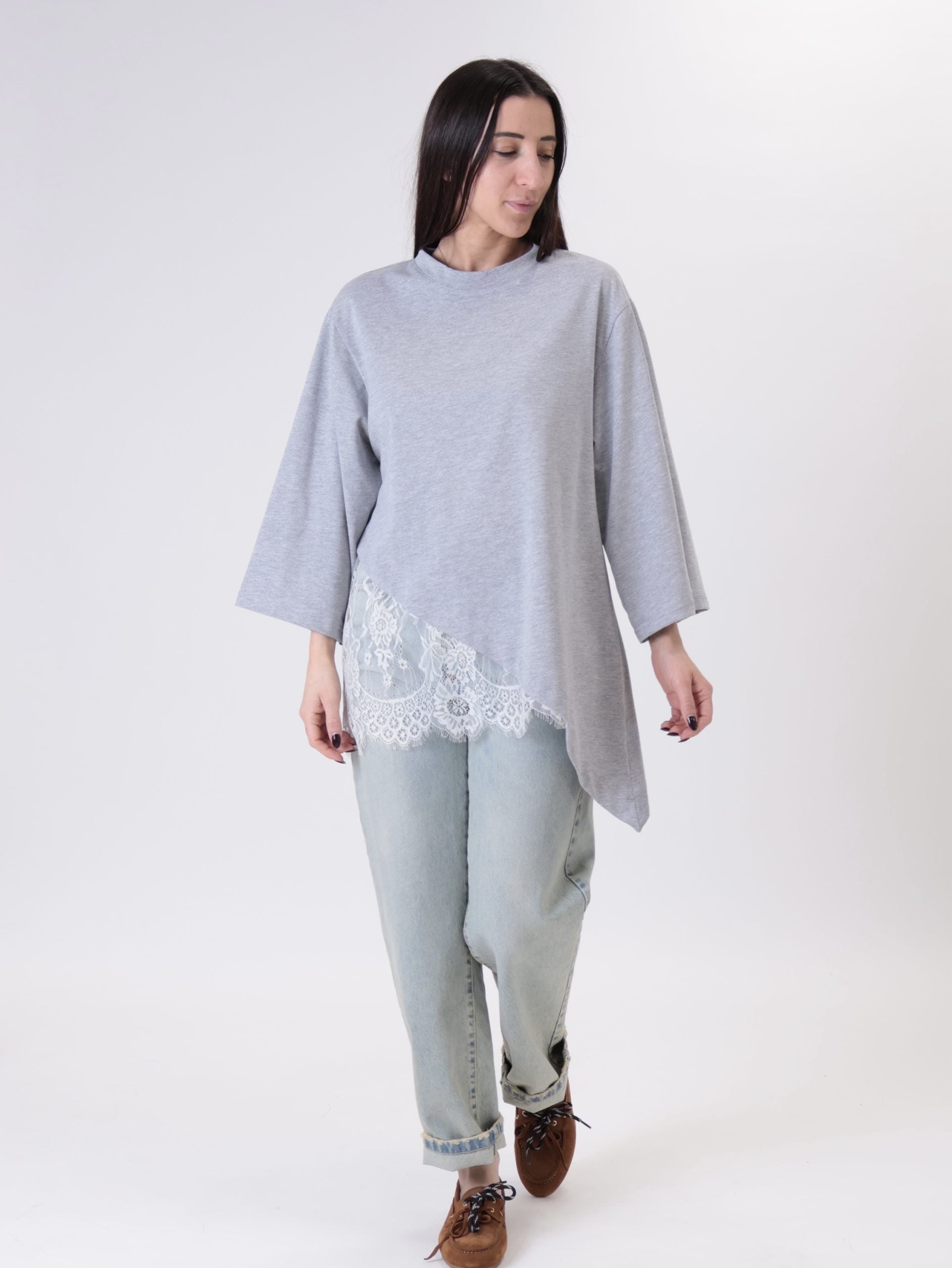 T-shirt over pizzo grigio